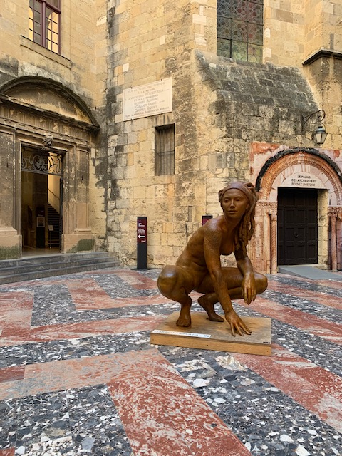 NARBONNE, c'est son marché couvert, sa cathédrale ⛪️ et son jardin, son musée Narbovia, ses ruelles et aussi son Palais-Musée des Archevèques.
L'ancien Palais des Archevêques, forme avec le cloître gothique et la cathédrale un ensemble monumental unique.
Monter les 162 marches du Donjon Gilles Aycelin (42 m) 🏰 qui offre un point de vue exceptionnel sur la ville et ses alentours, avant de flaner dans le Palais neuf, anciens appartements des archevèques qui abritent de riches collections d'art.🖼️
#narbonne#vacation#travel#occitanie#cathedrale#histoire#villedartetdhistoire#southoffrance#hellolesud#amesud#