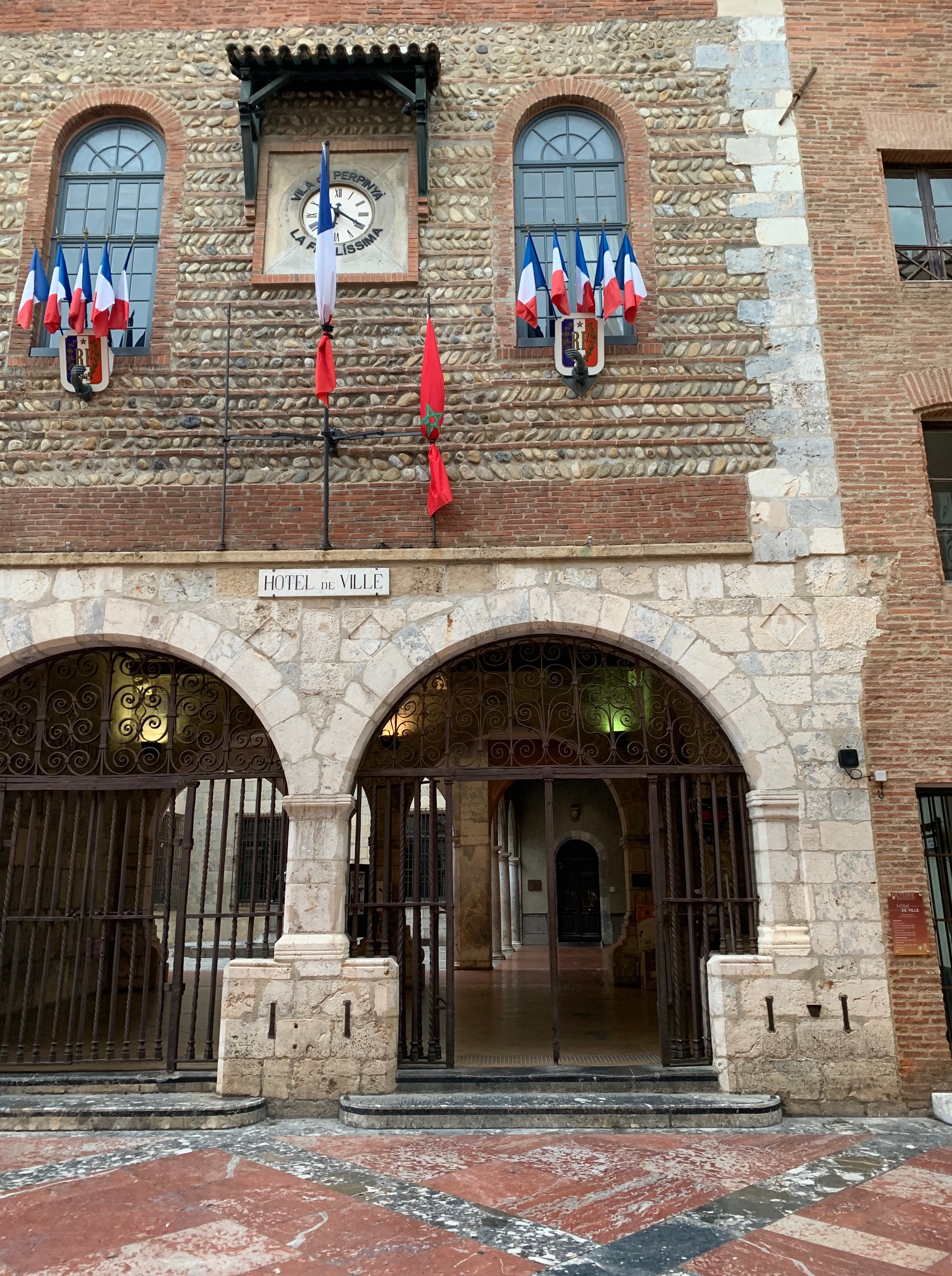 Un évènement incontournable du mois de septembre: VISA pour l'Image, le festival international du photojournalisme à Perpignan 📷👌📰
Pour reprendre les mots justes de Pierre Conte, président de l'association: ne pas détourner le regard d'un monde toujours plus cruel pour les innoncents.
On ressort secoués de ces expositions qui nous montrent un monde cruel, violent à travers des images à couper le souffle.
Un travail incroyable de ces photojournalistes qui contribuent à lutter contre l'indifférence.
Le festival est aussi une belle façon de découvrir des lieux emblématiques de la ville de Perpignan 🏰
#visapourlimage #photojournalism #perpignan #couventdesminimes #hôtelpams #southoffrance #hellolesud #occitanie