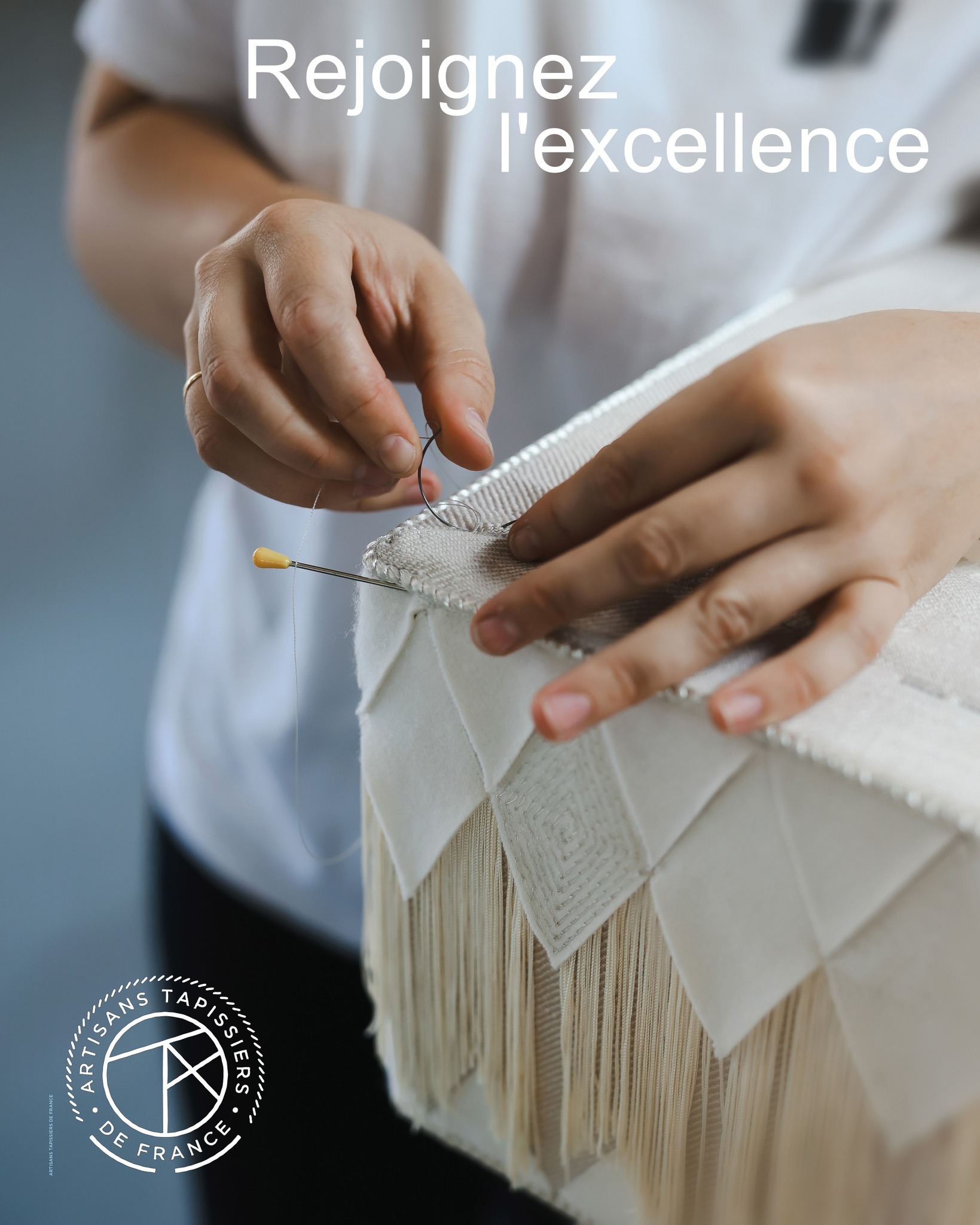 Et si vous deveniez Artisan Tapissier de France ?
Vous exercez ce magnifique métier depuis plusieurs années ? Vous maîtrisez les techniques traditionnelles et contemporaines ? Vous êtes fier(e) de votre savoir-faire ?
Il est temps de le faire reconnaître avec le label ATF !
Depuis 1995, nous distinguons l'excellence de la tapisserie d'ameublement française. Mais nous sommes bien plus qu'un label : nous sommes une communauté engagée.
En nous rejoignant, vous :
• Affirmez la valeur de votre expertise auprès d'une clientèle exigeante
• Intégrez un réseau de professionnels passionnés partout en France
• Bénéficiez d'une visibilité
• Participez à la défense de notre profession et à l'amélioration des formations
• Construisez avec nous la reconnaissance institutionnelle de notre métier
Les conditions :
• 5 ans minimum de pratique professionnelle
• Enregistrement à la CMA
• Adhésion UNAMA (1 an)
• Respect du référentiel technique ATF
🗣️ "Rejoindre les ATF, c'est affirmer que notre métier mérite reconnaissance et excellence" - Magali Voirin, Présidente
#artisanstapissiersdefrance #ATF #Recrutement #TapissiersDameublement #MetierDArt #Rejoigneznous #CommunautéProfessionnelle #tapissierensiege #artisanat #artisanatdart #tapissiereendecor #upholsterer
________________________________________