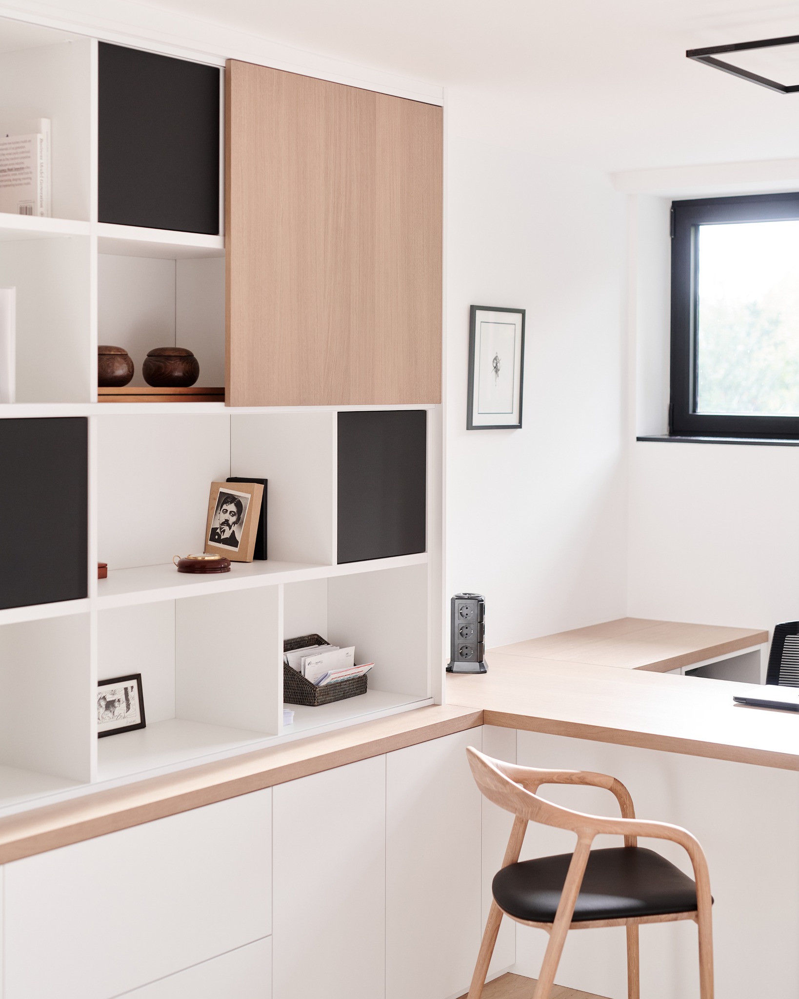 In deze moderne woning vormt de maatkast in eik su…