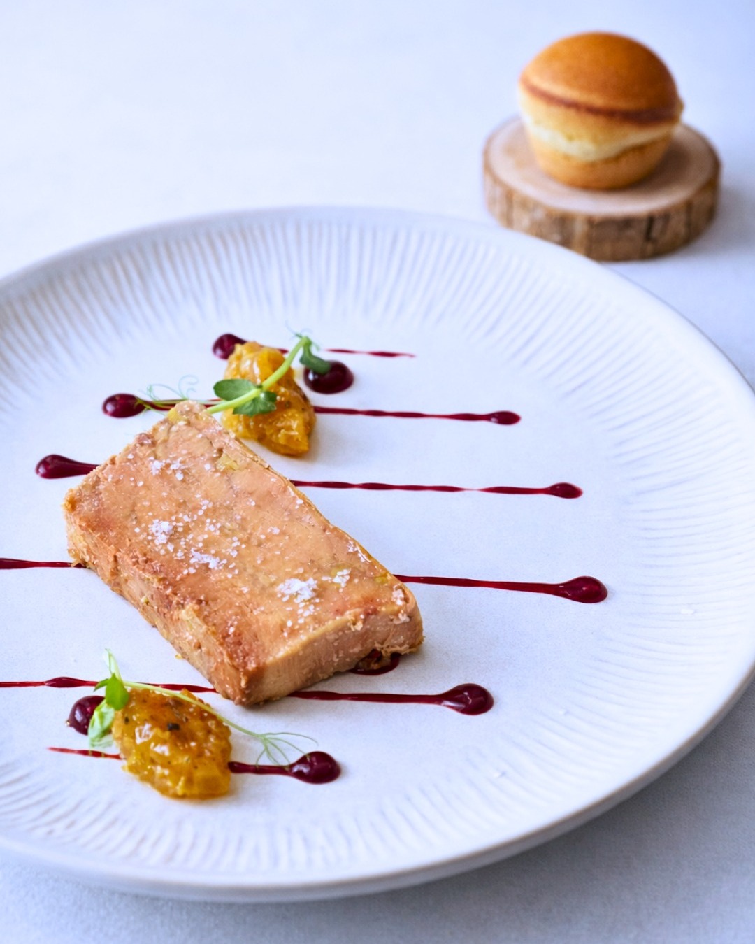 Terrine de foie gras maison, brioche tiède, chutney mangue & abricot…
Une entrée tout en finesse, où la douceur du fruit vient sublimer la texture fondante du foie gras, relevée par une pointe de fleur de sel et une touche acidulée délicate.
Pour accompagner ce moment, nous vous proposons un accord tout en élégance :
Hongrie Tokaji “Sarga Muskotaly” 2016 – Château Sarospatak
Servi en 12cl, aux notes aromatiques intenses et légèrement miellées, il révèle chaque nuance du plat et prolonge la dégustation avec subtilité.
Un accord pensé pour ceux qui aiment commencer le repas par une véritable expérience.
#le10vinsrestaurant #foiegras #accordmetsvins #restaurant77 #chanteloupenbrie #gastronomiefrancaise