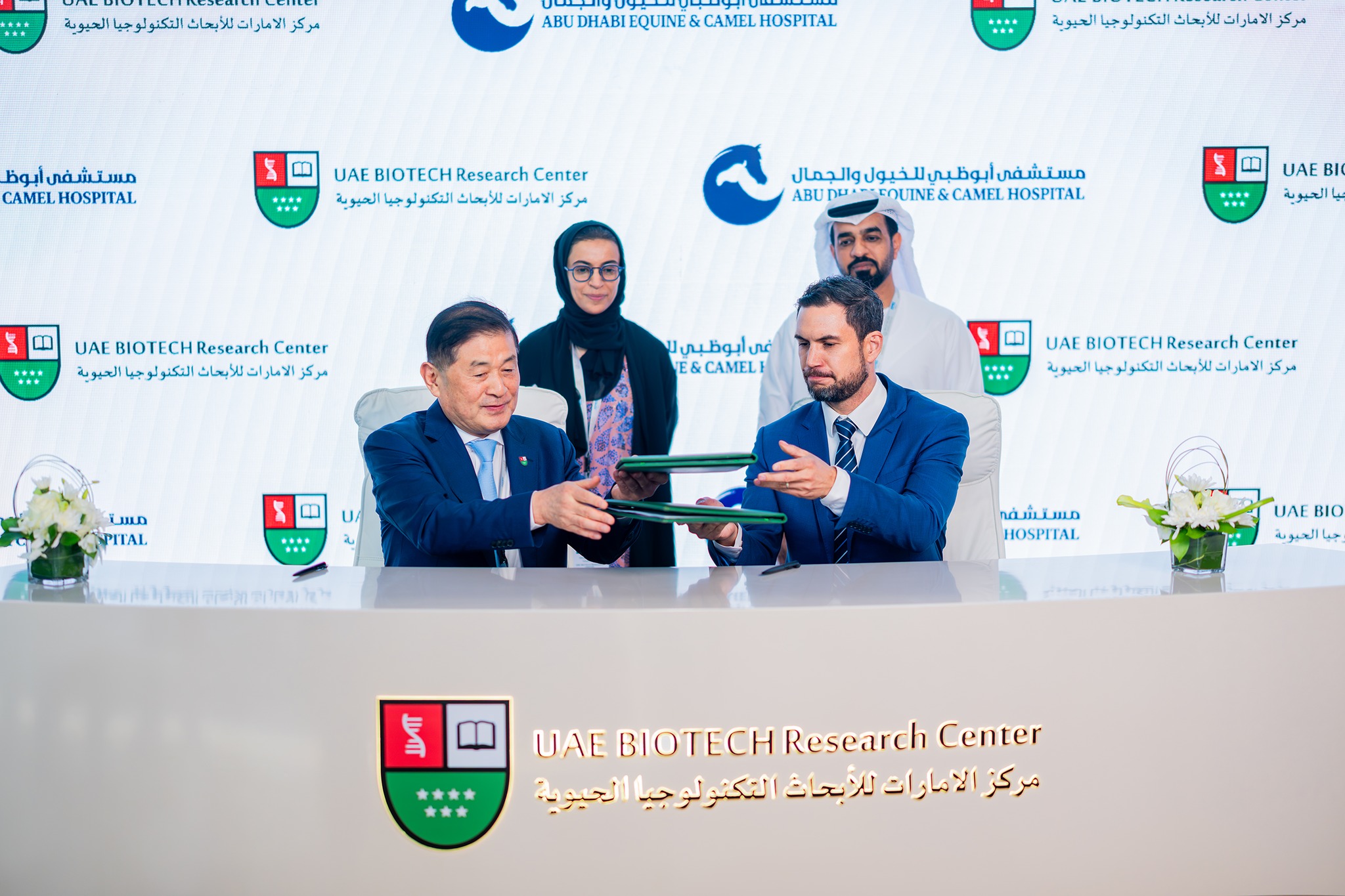 𝗙𝗿𝗼𝗺 𝘁𝗵𝗲 𝗹𝗮𝗯𝗼𝗿𝗮𝘁𝗼𝗿𝘆 𝘁𝗼 𝘁𝗵𝗲 𝗿𝗮𝗰𝗲𝘁𝗿𝗮𝗰𝗸 🐪🏆
A new chapter in camel care begins.
UAEBRC and ADECH have joined forces through a strategic partnership combining reproductive biotechnology with advanced veterinary care.
From cloning, genetics and embryo transfer to advanced veterinary medicine, specialist clinical care, diagnostics and integrated field services, the collaboration brings together two Centres of Excellence across the camel’s development and performance journey.
#UAEBRC #ADECH #CamelCare #CamelHealth #CamelCloning #Biotechnology #VeterinaryCare #AbuDhabi #UAE