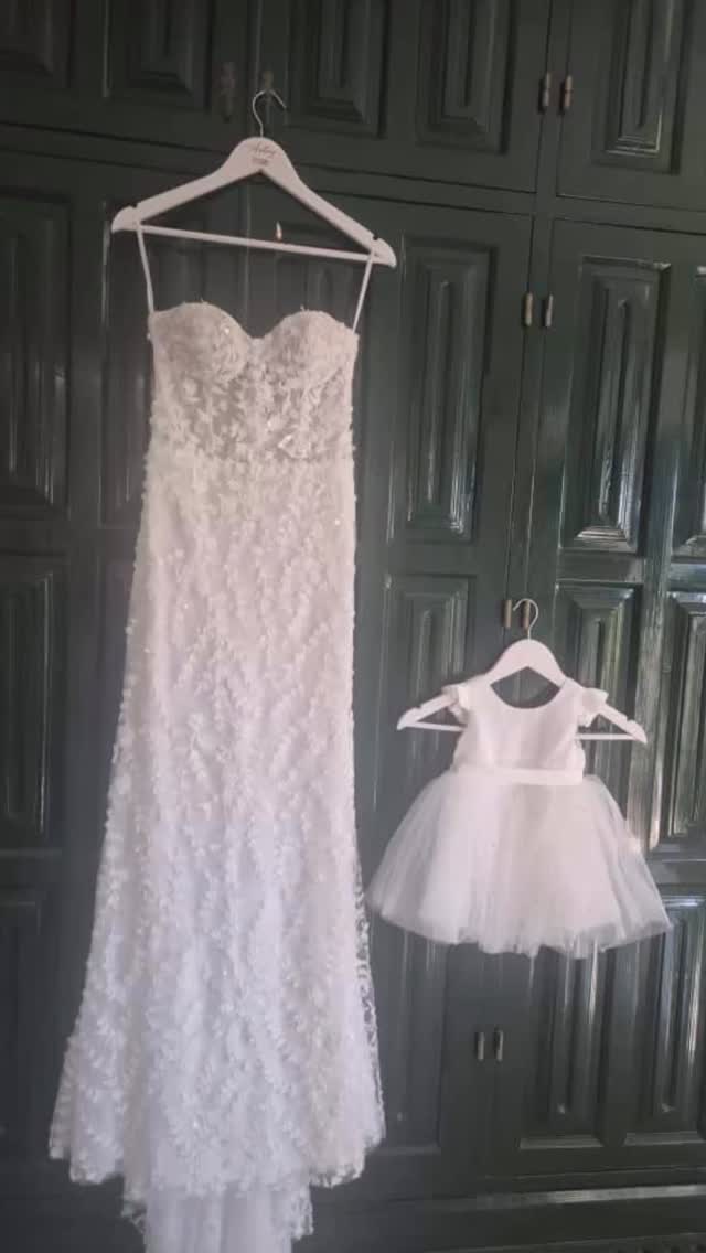 A huge congratulations to the beautiful Aisling & Alan who had a very special and intimate day! Enjoy the celebrations! Lots of love, Sue 💕💕Thanks to the team:
@erica_villegas_estilistas
@elektra.mua
@bouquetsspain
@foodforthoughtcaterers
@tweednelson
@classiccarhiremarbella @dolce.sogno.nerja