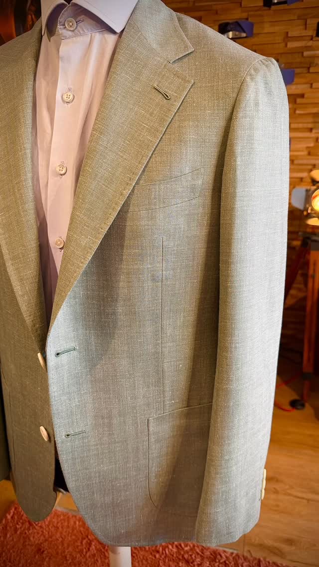 Bonjour à tous !
De nouvelles pièces d’exposition viennent d’arriver en boutique.
De nouvelles lignes.
De nouvelles textures.
Des constructions différentes pour comprendre une épaule, un tombé, un montage.
Ces vestes ne sont pas destinées à être vendues telles quelles.
Elles sont là pour être essayées, pour rendre la matière vivante, pour donner une lecture concrète d’une silhouette.
Semi-entoilé, entoilage complet, vestes doublées ou non doublées, épaules plus souples ou plus structurées…
Mais aussi des couleurs auxquelles on n’aurait peut-être pas pensé, et qui prennent tout leur sens une fois portées.
Certaines nuances ne se comprennent pas sur un simple échantillon.
Elles se révèlent sur le corps.
En parallèle, notre sélection de tissus continue d’évoluer.
De nouvelles références arrivent régulièrement, enrichissant la palette et ouvrant encore davantage le champ des possibles.
Ici, rien n’est standardisé.
Chaque pièce est patronnée et construite exclusivement pour vous.
Alors, si vous souhaitez découvrir un univers où la précision et la matière priment, nous vous accueillons, uniquement sur rendez-vous au 13 boulevard Carnot à Cannes 🎬
☎️06 19 62 21 18
À très vite pour en en boutique !🙌
#tailoring #surmesure #cannes #sartorial #bespoke