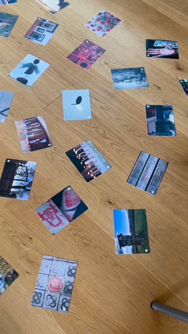 Den Sprung wagen…
Meine letzten Wochen waren geprägt von Übergängen, Loslassen und Aufbruch in Neues.
Für mich geht im April ein wunderbares Projekt im Allgäu zuende.
Die Essenz dieser tollen Arbeit mit jungen Erwachsenen, die sich in einer Orientierungsphase in ihrem Leben befinden, trage ich deshalb weiter.
Ich sehe diese Arbeit als eine sehr reale Möglichkeit, der Zukunft unserer Gesellschaft, in der momentanen Zeit, etwas Gutes zu tun.
Und gleichzeitig ist es ein Versuch, einiges von dem weiterzugeben, was ich in meinem Leben an Gutem erfahren habe.
Tief in meinem Inneren gibt es ein Reservoir des Mutes. Es ist immer zugänglich und wartet stets darauf, von mir neu entdeckt zu werden.
So befinde ich mich, mit fast 64 Jahren, mal wieder im Aufbruch in ein neues Projekt.
Gemeinsam mit jungen, engagierten und leidenschaftlichen Menschen an meiner Seite bringe ich dieses neue Projekt in die Region, in der ich lebe und zuhause bin.
Seid gespannt, ich werde es ganz bald mit euch teilen ❣️