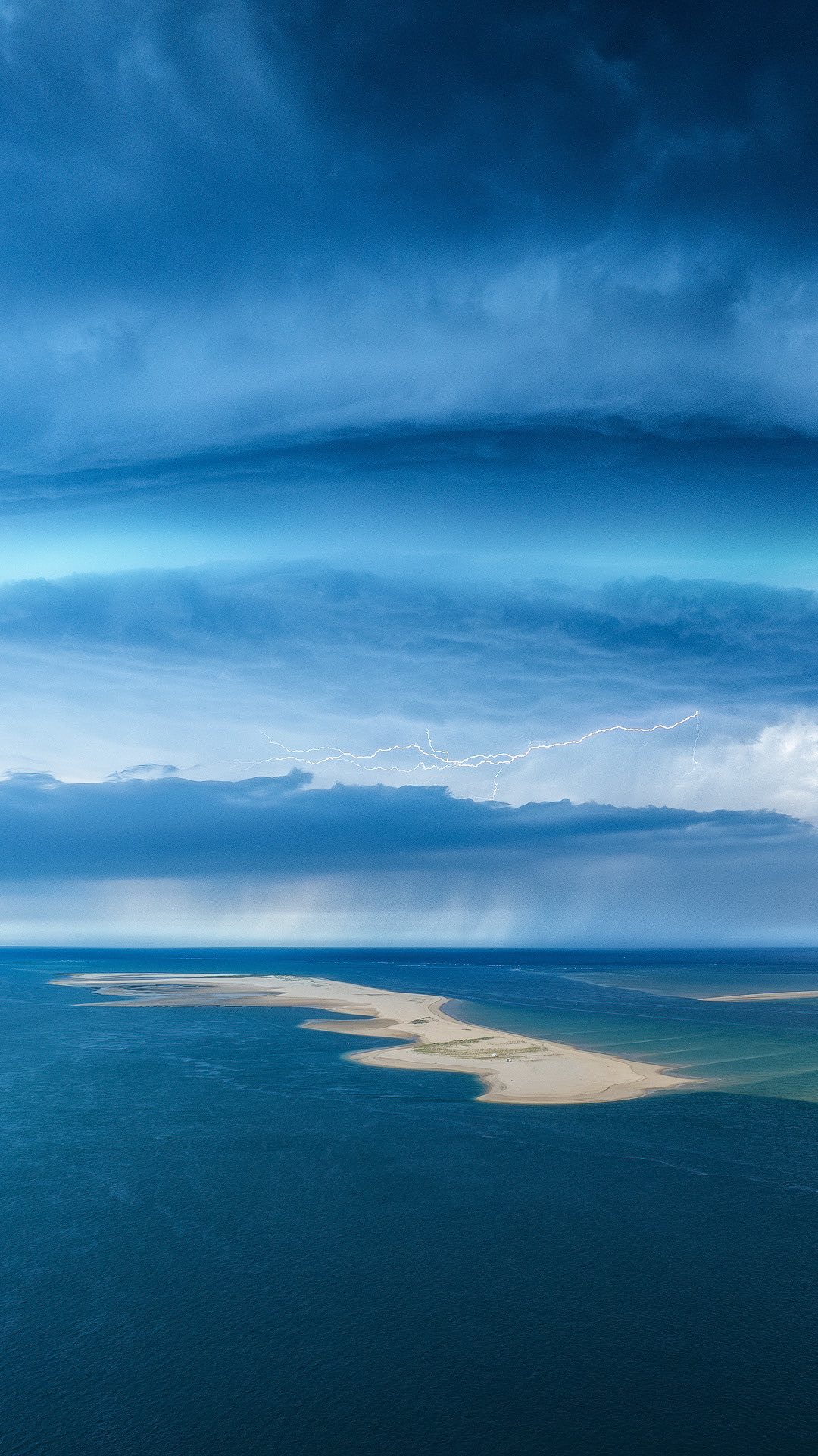 💡Connaissez-vous le filtre CPL ? 👇
C’est l’ami du pilote de drone, le CPL (filtre polarisant) permet de limiter les reflets, accentuer les contrastes et dynamiser les couleurs !
L’essayer c’est l’adopter ! A l’inverse de la photographie au sol, il n’y a presque aucun cas où l’utilisation du polarisant en drone est proscrite !
Chez Kase nous avons des filtres pour tous les drones récents !!
🎬 @tylersurfer
📸 @jeanphilippebellonphotography
#kasefilters #teamkase @kaseglobal @kase_filters_global @djiglobal