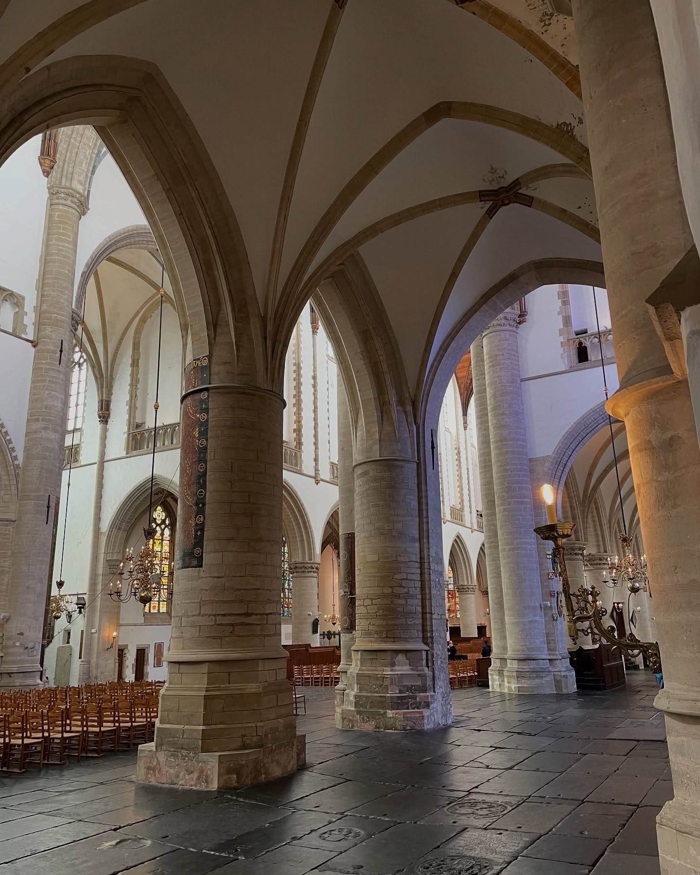 Église Saint-Bavon à Haarlem ⛪️
Plantée au milieu de la ville sur la place du Grote Markt, l’église est en tout point remarquable : un volume impressionnant, un orgue imposant, une voûte en bois ouvragée…
À chaque fois que j’y rentre, j’y passe littéralement des heures ! 🤩
#haarlem #paysbas #eglise #sintbavokerk