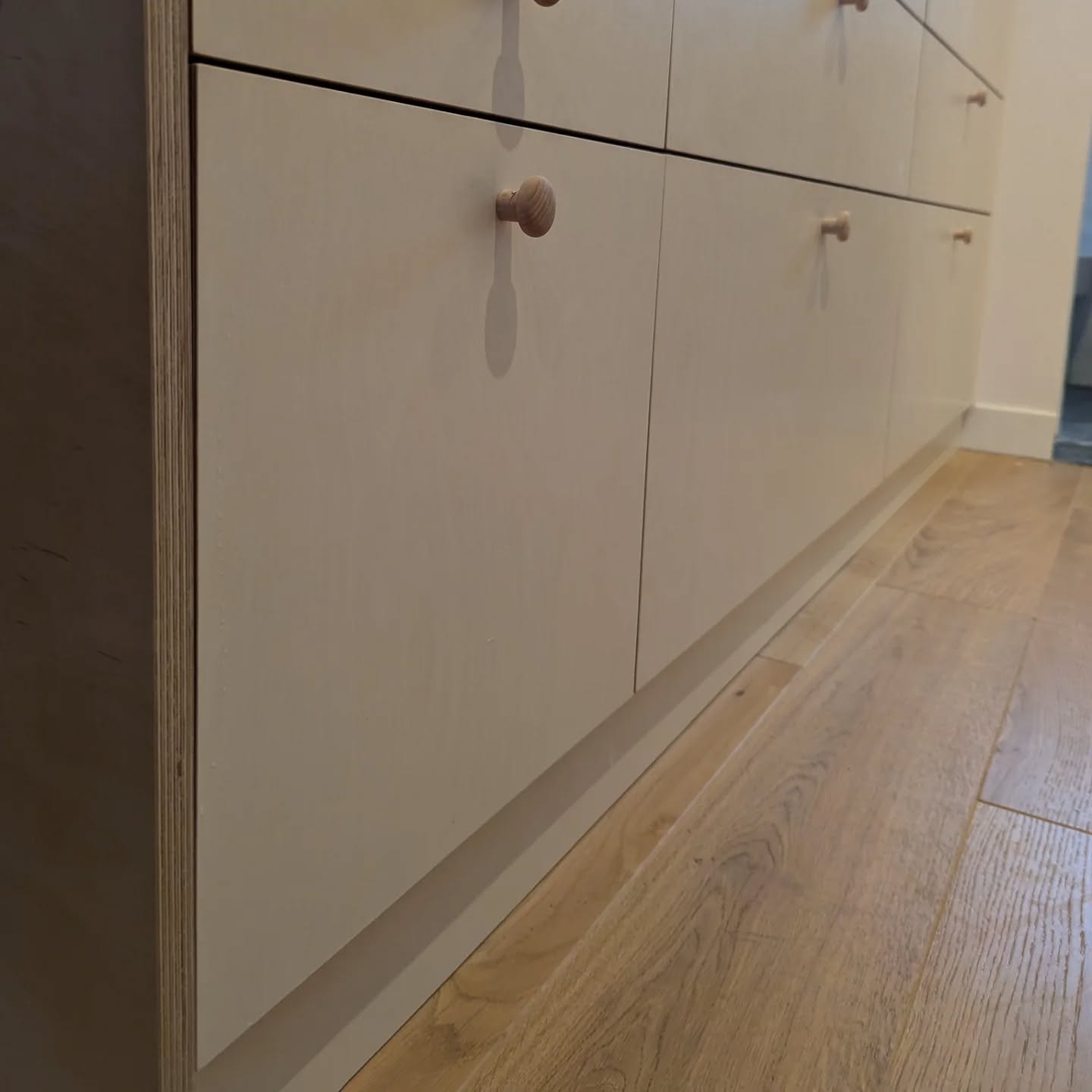 Dressing sur mesure.
Façades en contreplaqué bouleau teinté blanc SanDesign Color
Montreuil 93100
Janvier 2025