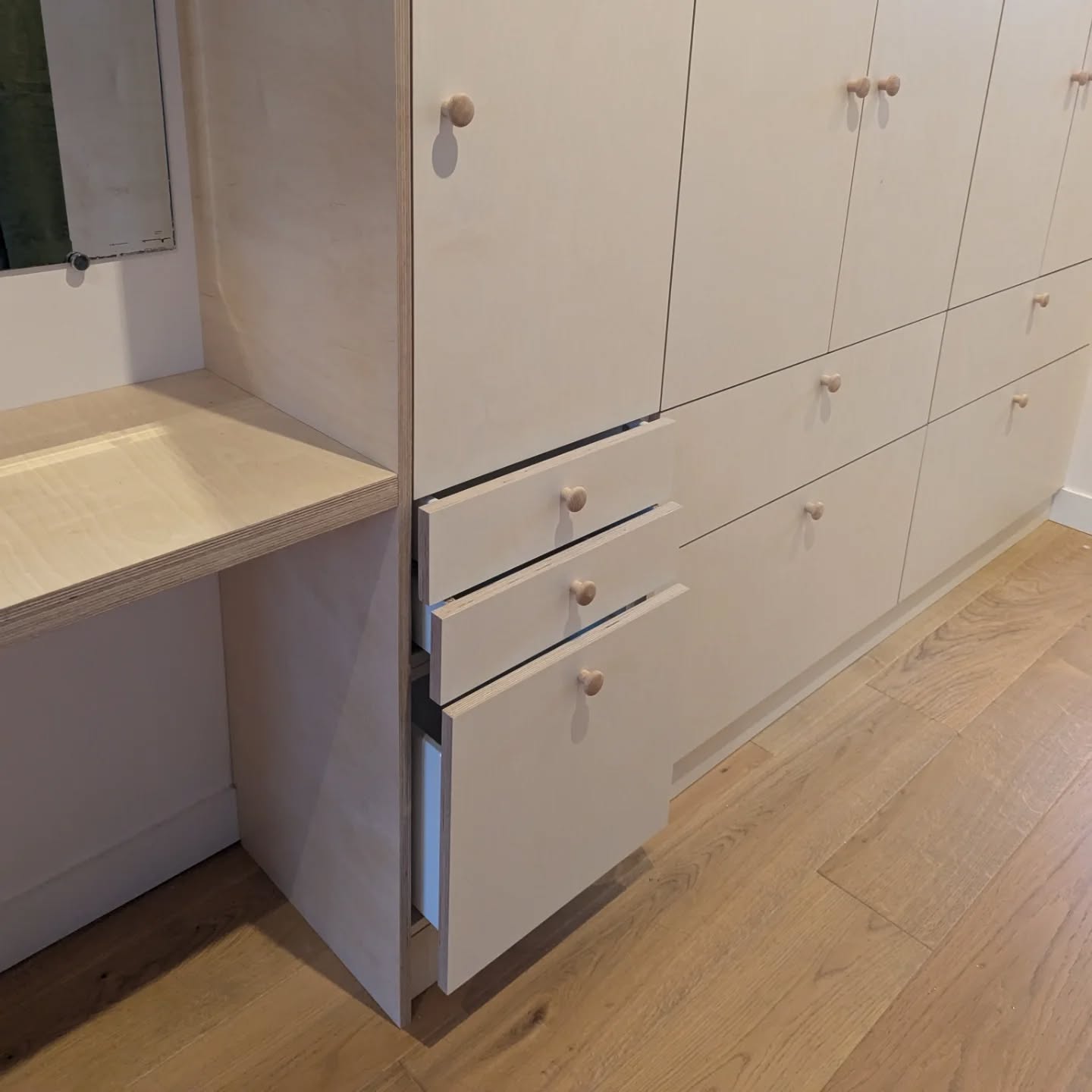 Dressing sur mesure.
Façades en contreplaqué bouleau teinté blanc SanDesign Color
Montreuil 93100
Janvier 2025