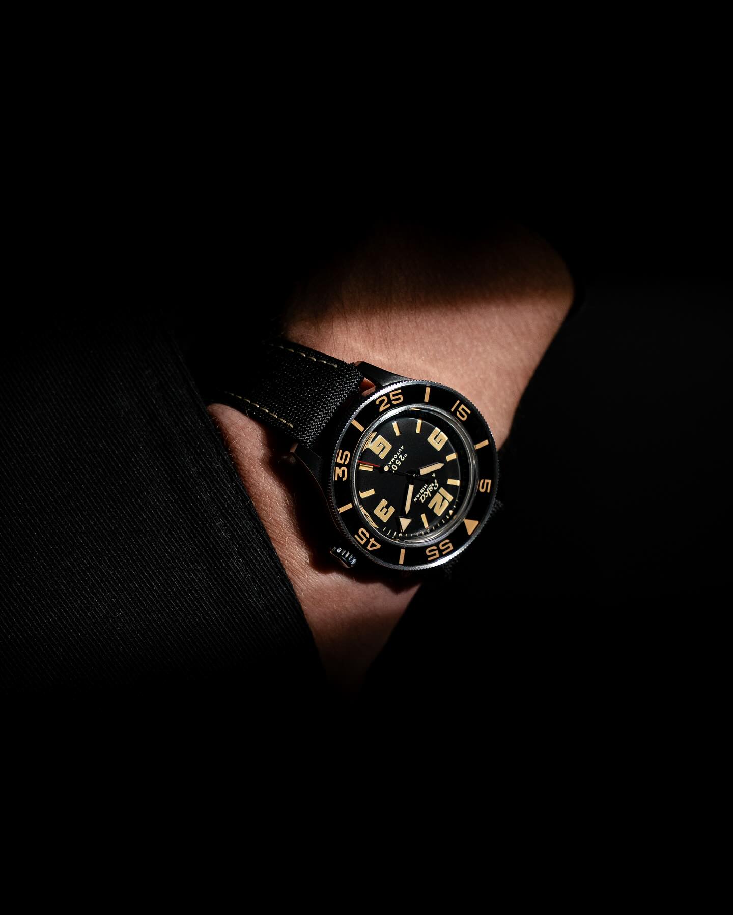 Designed to match the character of the Amphibian 250 Black Shark, this strap pairs technical bla....