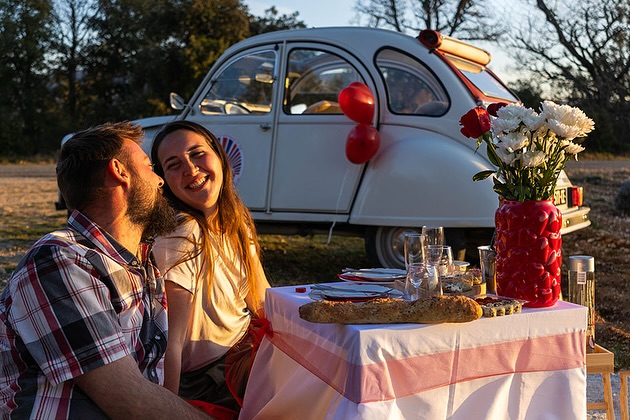 ✨ NOUVEAUTÉ chez Sorre Events ✨
Amoureux de la nature, épicuriens dans l’âme, aventuriers curieux ou gourmands invétérés… Cette expérience est faite pour vous ! 🌿❤️🚗
Prenez place à bord d’une mythique 2CV de chez @ladeuchefrance et partez pour une chasse au trésor originale signée @hatannaeditions. Au bout de la quête ? Un pique-nique dressé au cœur du Luberon préparé par Sorre Events, à savourer en toute intimité. 🌅🍷🍞
Un moment hors du temps, entre jeux, paysages, rires et délices.
📍Un concept unique, à vivre à deux ou entre amis.
🎯 Prêt.e à tenter l’aventure ?
Rdv dans la bio pour le lien de réservation 📅
📷 @mgl_photographie_84
————————————
Sorre Events | Agence Événementielle | Organisation d’événement | Décoration | Mariage | Anniversaire | Fêtes
