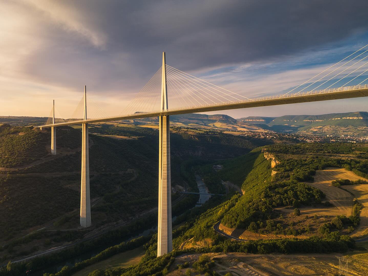 Un chef-d’œuvre d’ingénierie capture avec maîtrise et précision : le viaduc de Millau, baigné par une lumière dorée de fin de journée.
Grace au filtre CPL Kase, chaque nuance de lumière est parfaitement dosée: les hautes lumières sont adoucies, les textures sont nettes, les contrastes équilibrés, sans perte de détails ni aberration.
Ce type de filtre est indispensable pour la photographie en plein jour, surtout en drone, où la gestion de l’exposition doit être irréprochable.
Nos filtres Kase garantissent une fidélité colorimétrique, une robustesse incomparable et une absence totale de dominante, même en condition extrême.
📸 @jeanphilippebellonphotography
—
📍 Viaduc de Millau, France
📸 DJI Mavic 3
🎛️ F/2.8• 24mm • 1/400s • 100ISO
🪟 CPL
#kasefiltersglobal #kasefiltersfrance #kaseglobal #djimavic3 #viaducmillau #droneshots #dronefilter