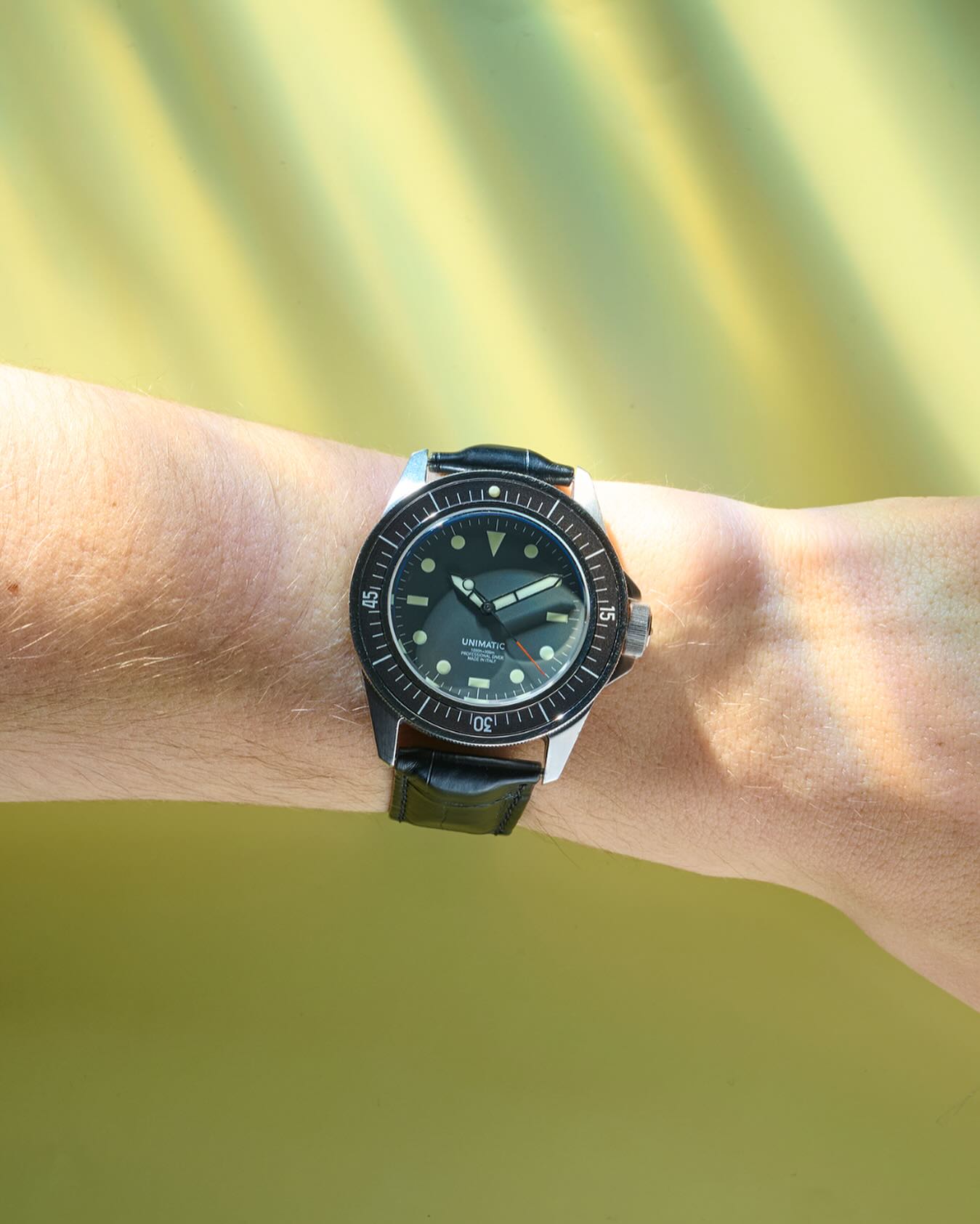 Alligator leather, semi-matte finish, on a Velcro model. A sport chic essential designed for tho....