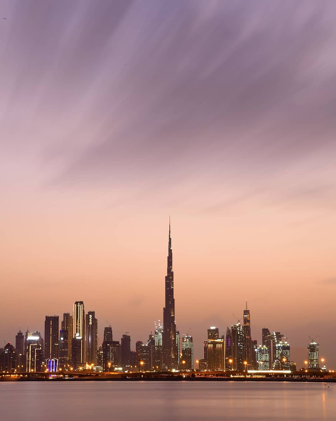Quand la ville prend le temps de respirer.
284 secondes de pose longue pour transformer Dubaï en décor presque irréel.
Le mouvement du ciel s’étire, l’eau s’adoucit…
👏 @asim_cheema
#kasefiltersfrance #kasefilters #kaseglobal @kaseglobal @kase_filters_global #longshotphotography #dubaiphotoshoot