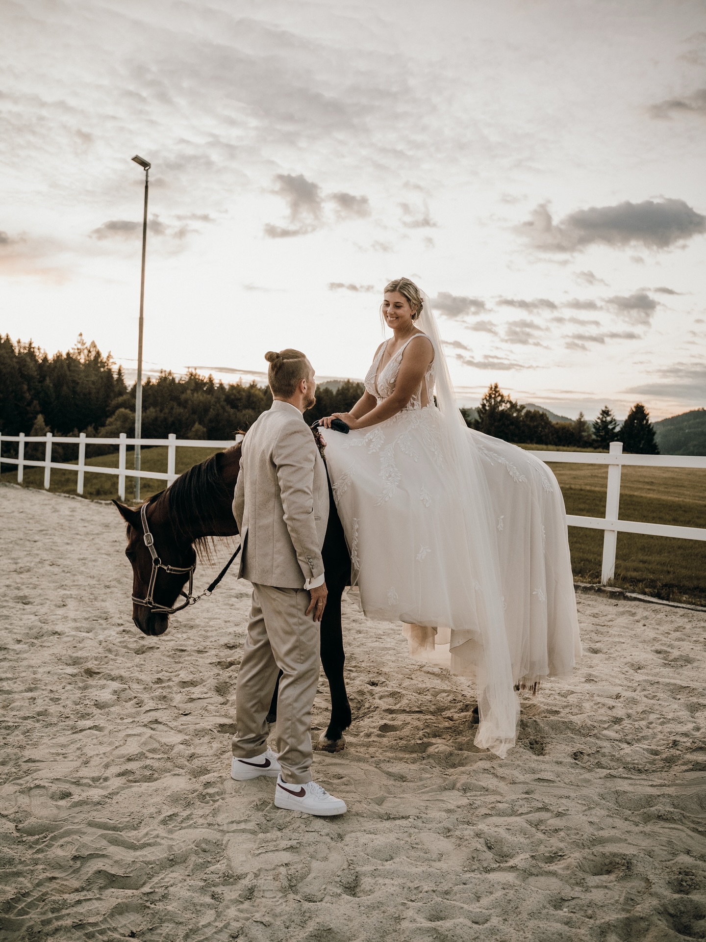 a bride and her horse ✨🧡
K&F danke für dieses tolle After Wedding Shooting und dass ich euch und eure tierischen Begleiter fotografieren durfte 🥹
#afterweddingshooting #afterweddingphoto #abrideandherhorse #brautpaarshooting #tierischebegleiter #melaniehinterreiterphotography #weddingphotography #austrianweddingphotographer #heirateninösterreich