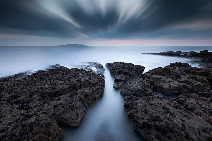 Dans cette scène côtière, les filtres jouent un rôle essentiel pour transformer le paysage :
💠 le filtre ND permet de rallonger le temps de pose, adoucissant la mer et filant les nuages pour créer cette atmosphère éthérée.
💠 le filtre R-GND équilibre l exposition entre le ciel et l’avant plan rocheux, révélant chaque détail sans sacrifier la lumière.
On obtient une image à la fois puissante et apaisante où la technique disparaît derrière la beauté de la nature.
Merci @zdenekmalichlandscapes pour cette prise de vue inspirante.
📍Portmarnock beach, Dublin Irlande
📸 Canon 5D mk4
🎛️ f/11 • 200mm • 160s • ISO 50
🪟ND64 6stops • R-GND 0.9
—
#teamkase #kasefiltersfrance #kasefiltersglobal #longexposureshots #poselongue #filtreskase #filtrekase #ndfilter #gndfilters #rgndfilter