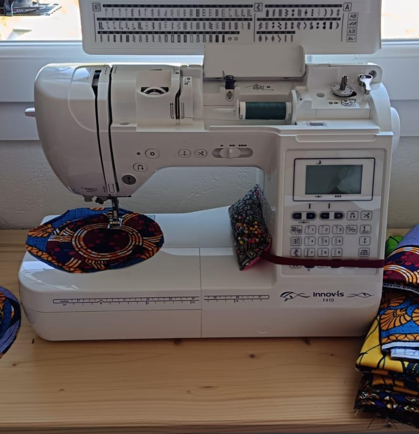 Marché de Noël d’Elven : les couturières de l’association seront de nouveau présentes à Elven, le week-end du 29/30 novembre prochain. D’ailleurs elles ont déjà recommencé à dessiner, découper, ajuster et coudre ! On a hâte de vous rencontrer avant Noël et de vous proposer de nouveaux produits faits main !