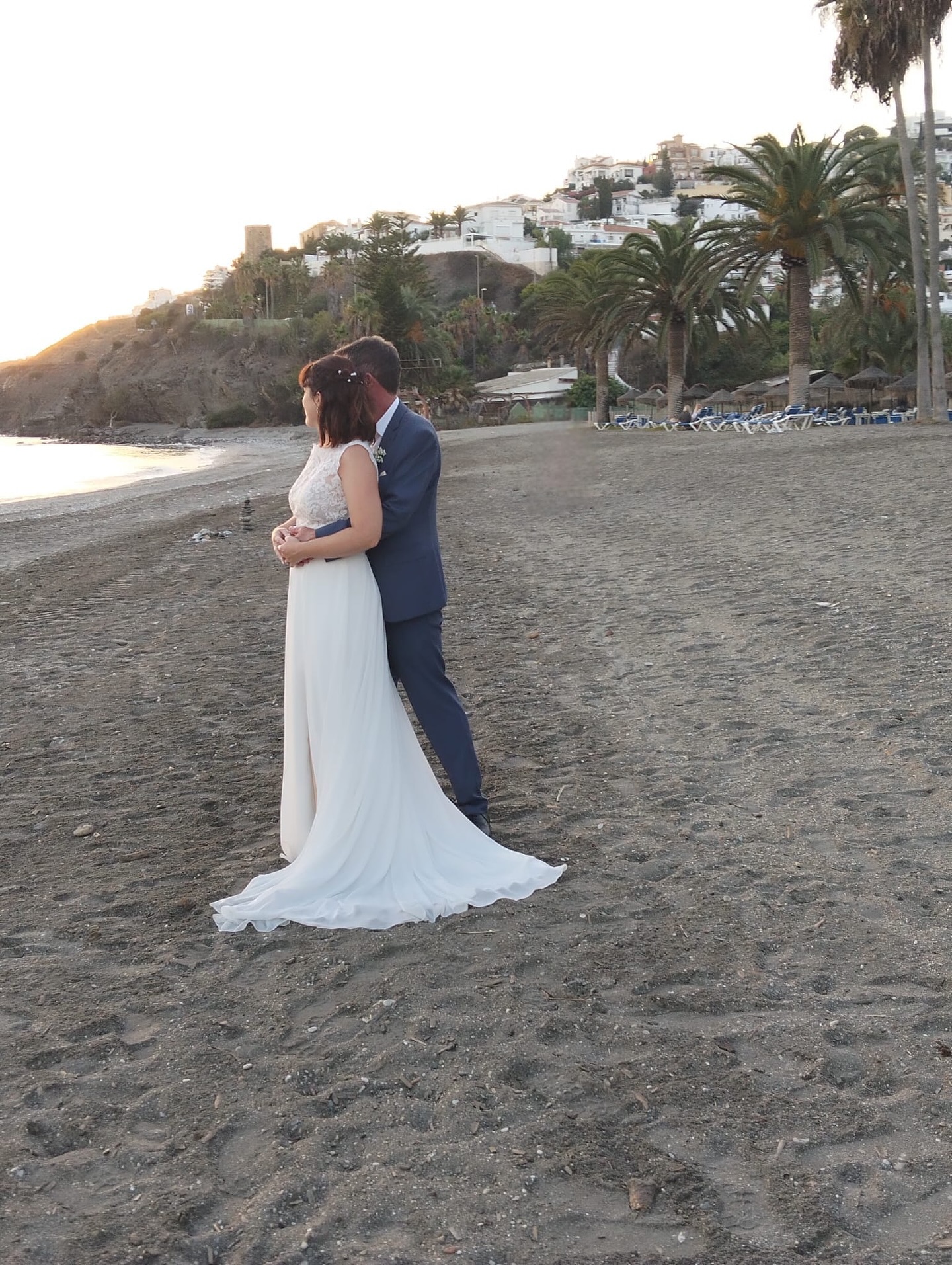 A big congratulations to the lovely Maureen and Gary who celebrated their special day by the sea! Enjoy all the continued celebrations! 💕The team
@bouquetsspain
@the_love_hunters
@tweednelson
@lizamayne.makeup
@hotelmarinasdenerja
@amorceremoniesspain