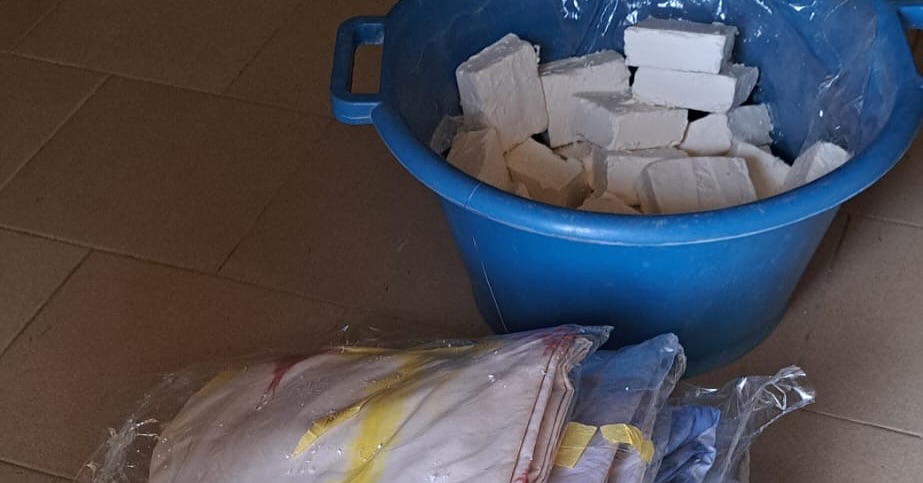 Quelques nouvelles de Nianing (partie 1) : une équipe d’adhérents s’est rendu pendant les vacances au Sénégal et nous donnent des nouvelles des projets.
Au programme, visite de la maison de l’eau et vérification que les derniers travaux avancent bien. Les femmes du village se sont totalement approprié les lieux et y fabriquent du savon et colorent les tissus pour les revendre sur le marché ! Un vrai plaisir pour les adhérents de rencontrer ces femmes dans leur travail ☀️
#femmes #maisondeleau #sénégal #nianing #savon #fabrication