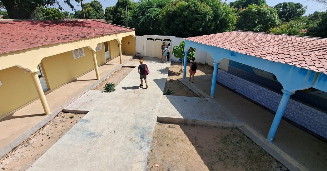 Quelques nouvelles de Nianing (partie 1) : une équipe d’adhérents s’est rendu pendant les vacances au Sénégal et nous donnent des nouvelles des projets.
Au programme, visite de la maison de l’eau et vérification que les derniers travaux avancent bien. Les femmes du village se sont totalement approprié les lieux et y fabriquent du savon et colorent les tissus pour les revendre sur le marché ! Un vrai plaisir pour les adhérents de rencontrer ces femmes dans leur travail ☀️
#femmes #maisondeleau #sénégal #nianing #savon #fabrication