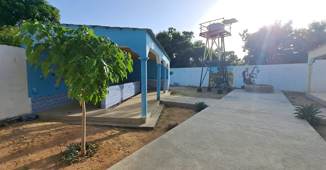 Quelques nouvelles de Nianing (partie 1) : une équipe d’adhérents s’est rendu pendant les vacances au Sénégal et nous donnent des nouvelles des projets.
Au programme, visite de la maison de l’eau et vérification que les derniers travaux avancent bien. Les femmes du village se sont totalement approprié les lieux et y fabriquent du savon et colorent les tissus pour les revendre sur le marché ! Un vrai plaisir pour les adhérents de rencontrer ces femmes dans leur travail ☀️
#femmes #maisondeleau #sénégal #nianing #savon #fabrication