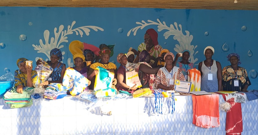 Quelques nouvelles de Nianing (partie 1) : une équipe d’adhérents s’est rendu pendant les vacances au Sénégal et nous donnent des nouvelles des projets.
Au programme, visite de la maison de l’eau et vérification que les derniers travaux avancent bien. Les femmes du village se sont totalement approprié les lieux et y fabriquent du savon et colorent les tissus pour les revendre sur le marché ! Un vrai plaisir pour les adhérents de rencontrer ces femmes dans leur travail ☀️
#femmes #maisondeleau #sénégal #nianing #savon #fabrication