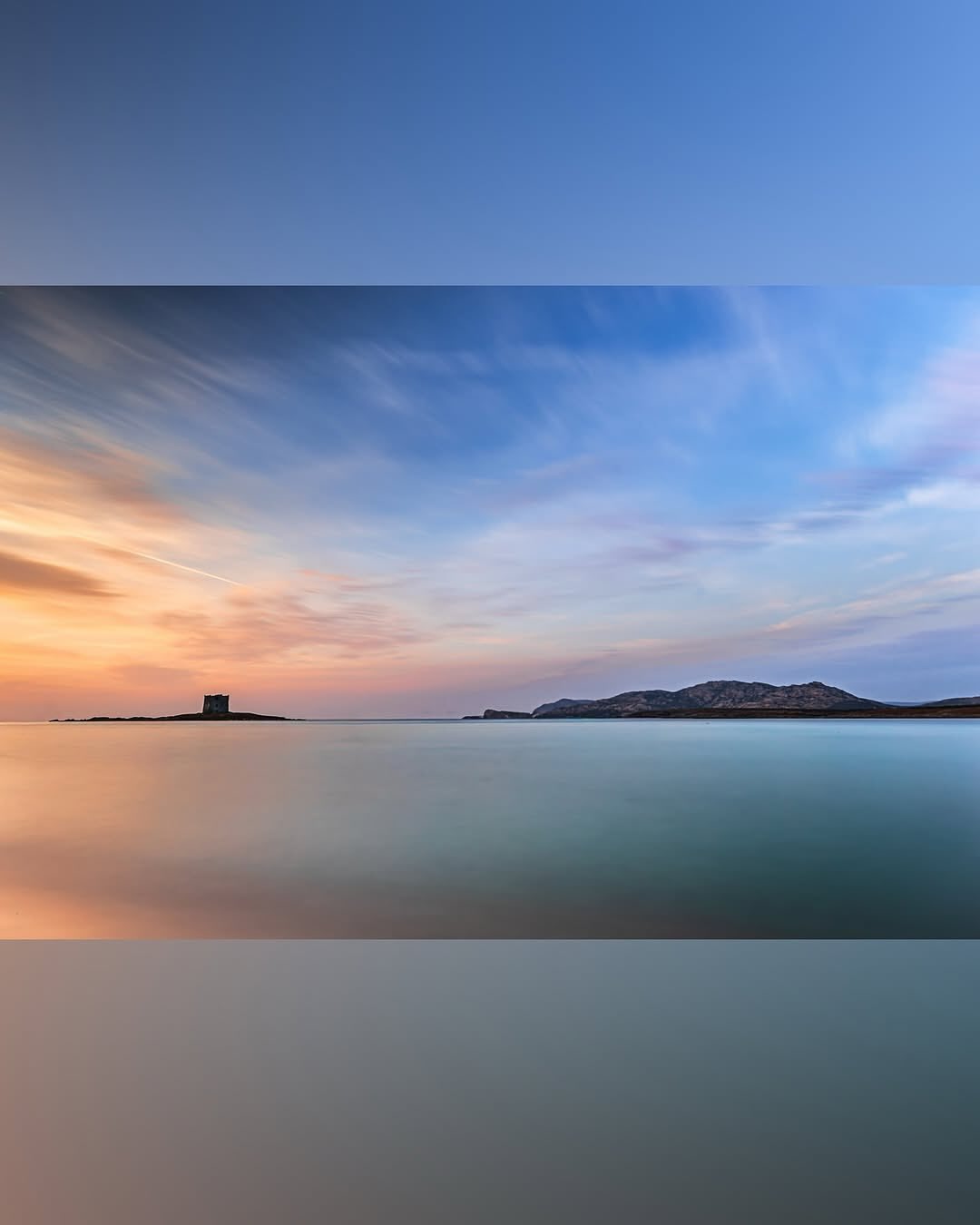 Bienvenue sur l’une des plages les plus emblématiques de Sardaigne, où l’eau se transforme en soie et le ciel en pinceau de couleurs !
Cette prise de vue réalisée par @guiguichch est le parfait exemple de ce qu’une longue exposition peut accomplir même en plein jour.
💡Le secret ? Notre filtre Wolverine Armour ND1000 !
Grâce à sa densité ce verre optique d’une neutralité parfaite a permis de ralentir la vitesse d’obturation de manière drastique.
Le résultat : une eau calme et miroitante, accompagnée d’un mouvement onirique dans les nuages, tout en préservant les couleurs vibrantes du coucher de soleil.
Vous aussi repoussez les limites de la photo de paysage avec les filtres Kase !
📍La Pelosa, Sardaigne
📸 Canon R6 mk2
🎛️ f/11 •16mm • 120s • ISO100
🪟ND1000
#kasefiltersfrance #kasewolverine #nd1000 #teamkase #kaseglobalfilters #longexposhots