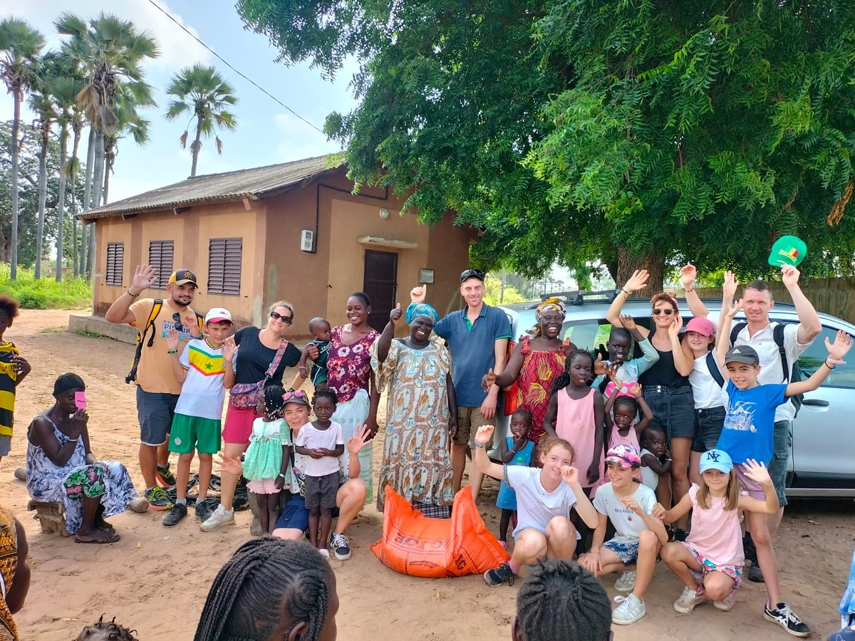 Quelques nouvelles de Nianing (partie 2) : Parmi les actions réalisées par les membres de l’association lors de leur dernier voyage au Sénégal, ils ont notamment apporté des brassières faites main à la pouponnière, donné un sac de riz à un village cerere et enfin. Enfin, ils ont apporté des denrées pour la cantine à l’école de Ngolna, ainsi que des jeux pour la maternelle et manuels scolaires pour la classe de CI, et des jeux extérieurs pour l’ensemble des élèves (ballons de foot, élastique, cordes a sauter).
#nianing #sénégal #ecole #don #association #nianingsolidaire