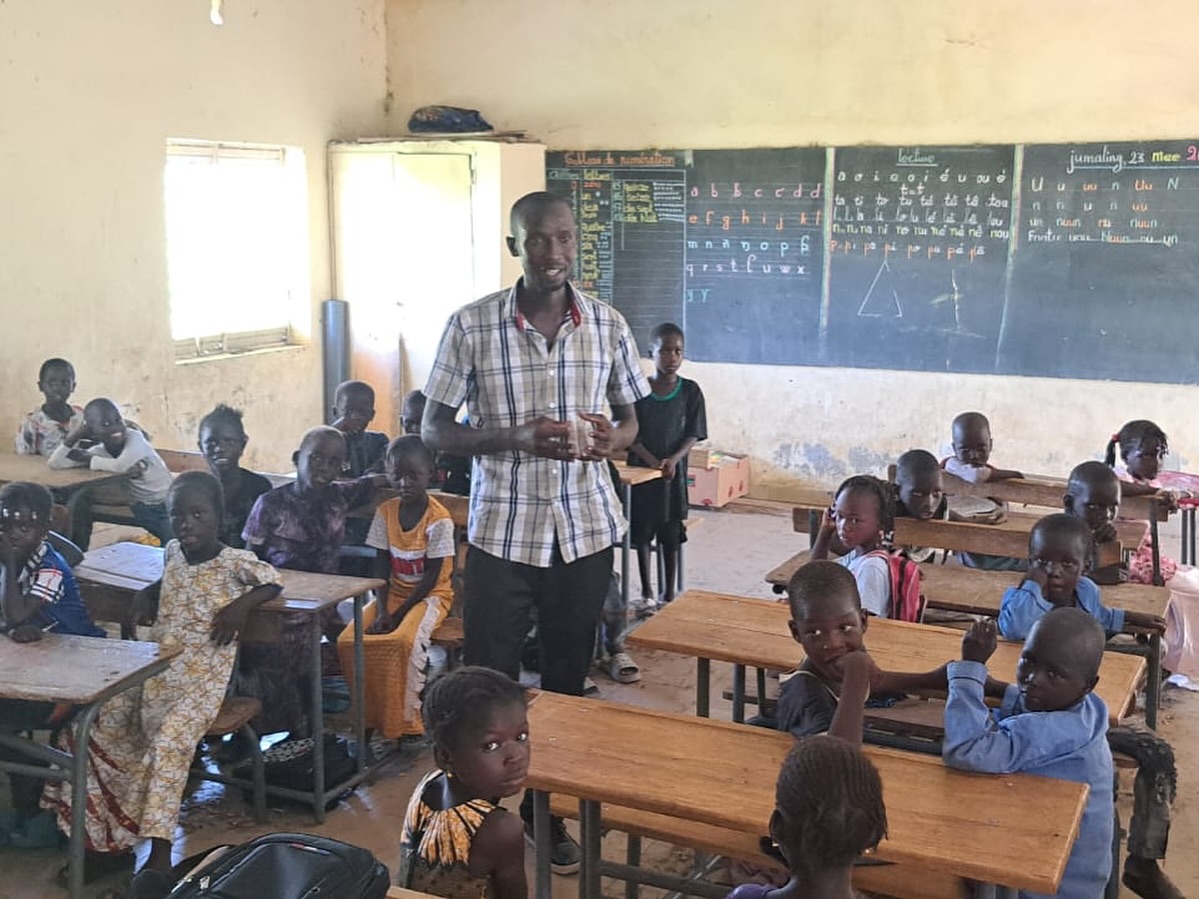 Quelques nouvelles de Nianing (partie 2) : Parmi les actions réalisées par les membres de l’association lors de leur dernier voyage au Sénégal, ils ont notamment apporté des brassières faites main à la pouponnière, donné un sac de riz à un village cerere et enfin. Enfin, ils ont apporté des denrées pour la cantine à l’école de Ngolna, ainsi que des jeux pour la maternelle et manuels scolaires pour la classe de CI, et des jeux extérieurs pour l’ensemble des élèves (ballons de foot, élastique, cordes a sauter).
#nianing #sénégal #ecole #don #association #nianingsolidaire