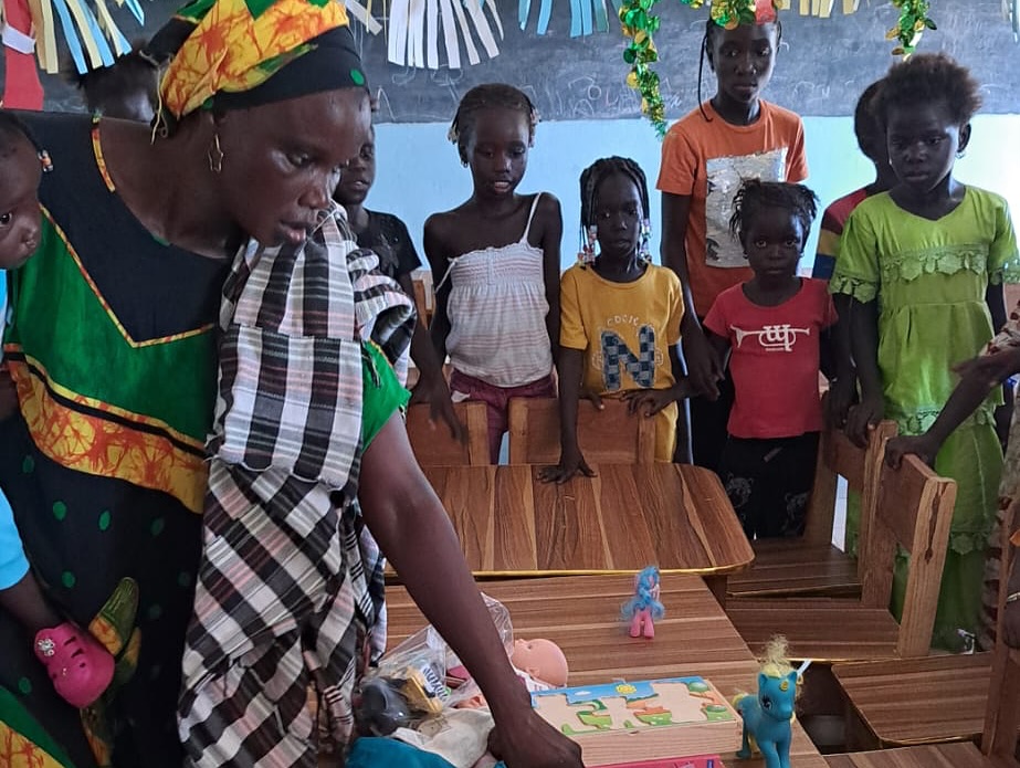 Quelques nouvelles de Nianing (partie 2) : Parmi les actions réalisées par les membres de l’association lors de leur dernier voyage au Sénégal, ils ont notamment apporté des brassières faites main à la pouponnière, donné un sac de riz à un village cerere et enfin. Enfin, ils ont apporté des denrées pour la cantine à l’école de Ngolna, ainsi que des jeux pour la maternelle et manuels scolaires pour la classe de CI, et des jeux extérieurs pour l’ensemble des élèves (ballons de foot, élastique, cordes a sauter).
#nianing #sénégal #ecole #don #association #nianingsolidaire