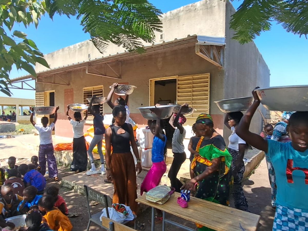 Quelques nouvelles de Nianing (partie 2) : Parmi les actions réalisées par les membres de l’association lors de leur dernier voyage au Sénégal, ils ont notamment apporté des brassières faites main à la pouponnière, donné un sac de riz à un village cerere et enfin. Enfin, ils ont apporté des denrées pour la cantine à l’école de Ngolna, ainsi que des jeux pour la maternelle et manuels scolaires pour la classe de CI, et des jeux extérieurs pour l’ensemble des élèves (ballons de foot, élastique, cordes a sauter).
#nianing #sénégal #ecole #don #association #nianingsolidaire