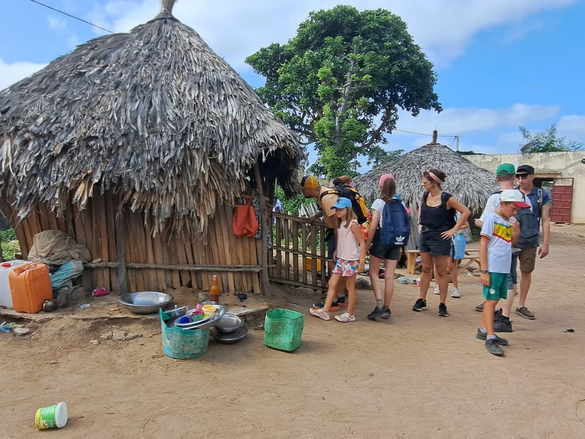 Quelques nouvelles de Nianing (partie 2) : Parmi les actions réalisées par les membres de l’association lors de leur dernier voyage au Sénégal, ils ont notamment apporté des brassières faites main à la pouponnière, donné un sac de riz à un village cerere et enfin. Enfin, ils ont apporté des denrées pour la cantine à l’école de Ngolna, ainsi que des jeux pour la maternelle et manuels scolaires pour la classe de CI, et des jeux extérieurs pour l’ensemble des élèves (ballons de foot, élastique, cordes a sauter).
#nianing #sénégal #ecole #don #association #nianingsolidaire
