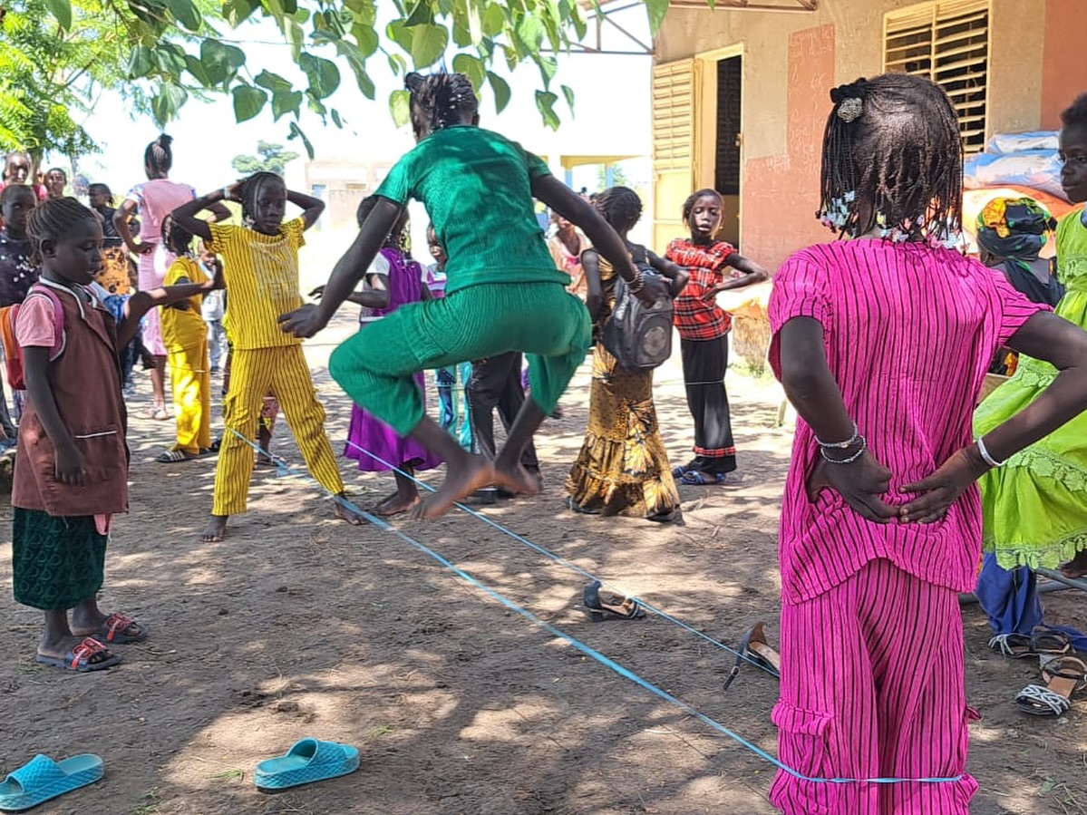Quelques nouvelles de Nianing (partie 2) : Parmi les actions réalisées par les membres de l’association lors de leur dernier voyage au Sénégal, ils ont notamment apporté des brassières faites main à la pouponnière, donné un sac de riz à un village cerere et enfin. Enfin, ils ont apporté des denrées pour la cantine à l’école de Ngolna, ainsi que des jeux pour la maternelle et manuels scolaires pour la classe de CI, et des jeux extérieurs pour l’ensemble des élèves (ballons de foot, élastique, cordes a sauter).
#nianing #sénégal #ecole #don #association #nianingsolidaire