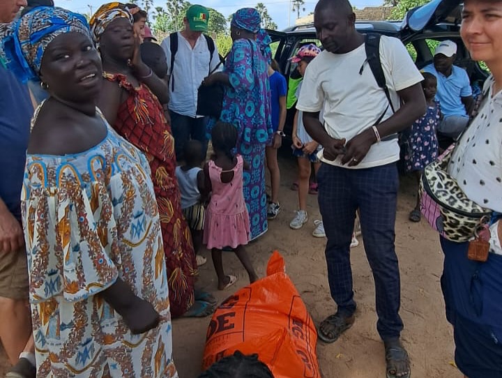 Quelques nouvelles de Nianing (partie 2) : Parmi les actions réalisées par les membres de l’association lors de leur dernier voyage au Sénégal, ils ont notamment apporté des brassières faites main à la pouponnière, donné un sac de riz à un village cerere et enfin. Enfin, ils ont apporté des denrées pour la cantine à l’école de Ngolna, ainsi que des jeux pour la maternelle et manuels scolaires pour la classe de CI, et des jeux extérieurs pour l’ensemble des élèves (ballons de foot, élastique, cordes a sauter).
#nianing #sénégal #ecole #don #association #nianingsolidaire