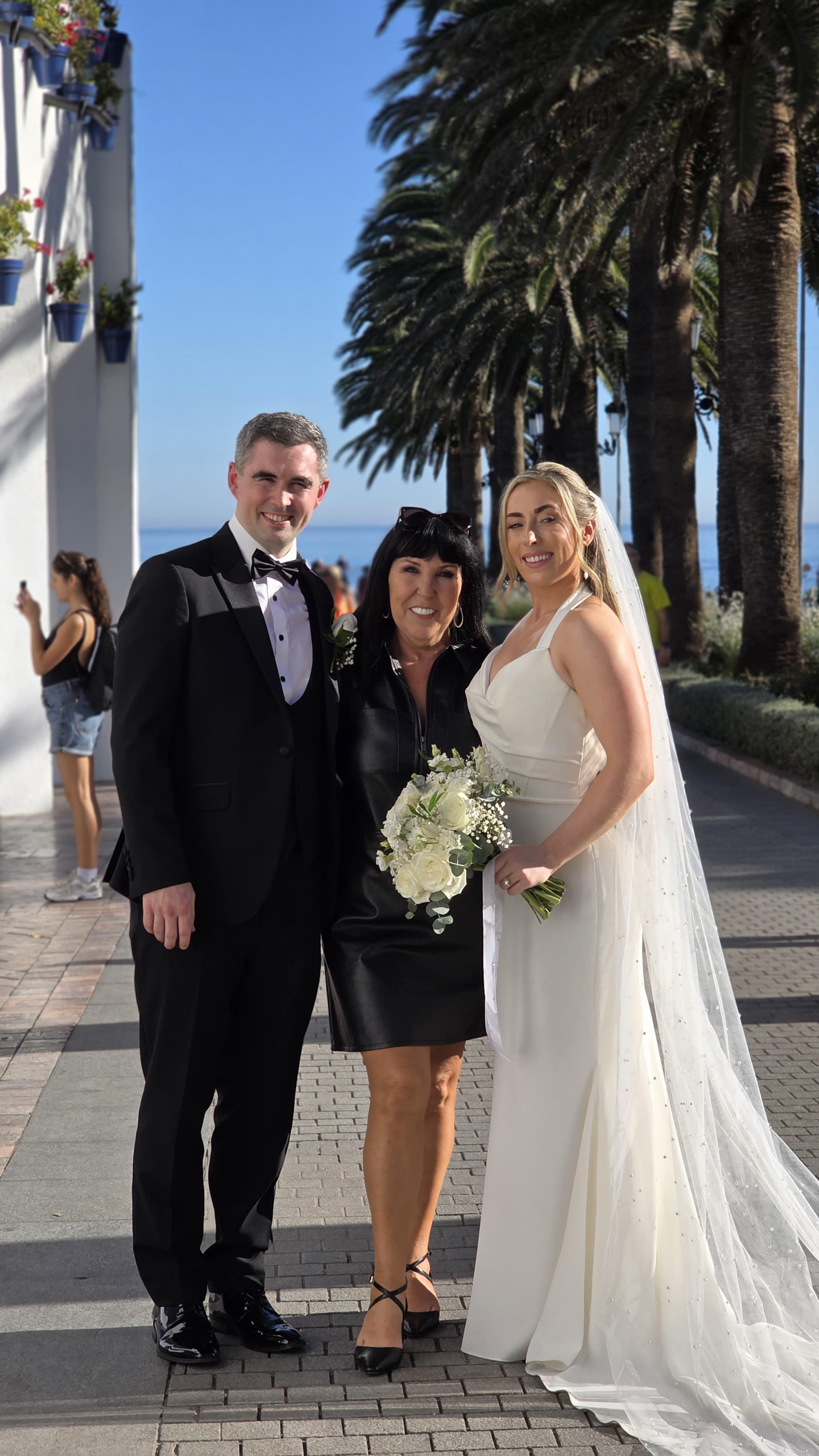 A huge congratulations to the beautiful Susanne & Kevin! Thank you to the talented Salvador from @evergreenmalaga for capturing their special day 💕💕