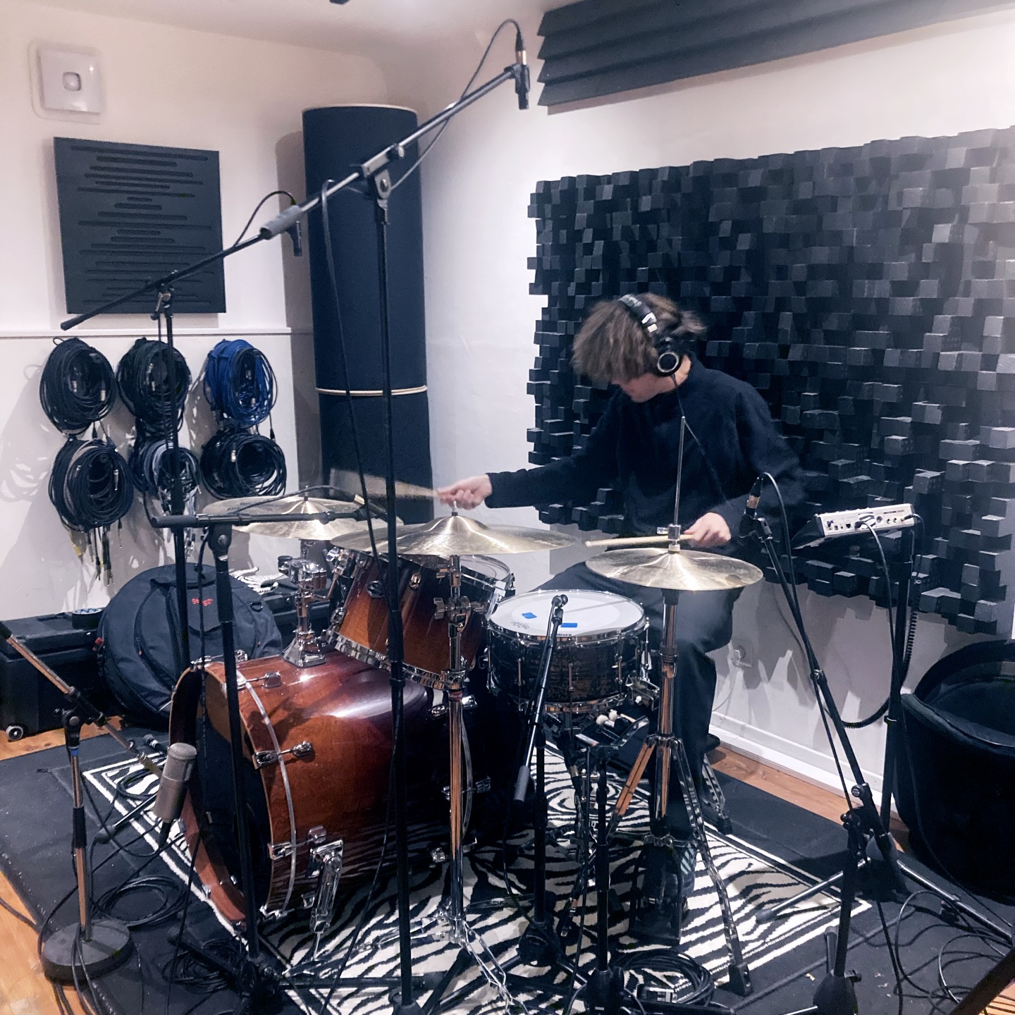 🥁 Formation : Enregistrer une batterie
Merci à tous les participants de ce week-end 🙏
Deux jours d’échanges dans une ambiance conviviale et studieuse.
Prochaine session les 10 et 11 janvier (complète).
Si vous avez des envies de formations, envoyez-nous un DM !