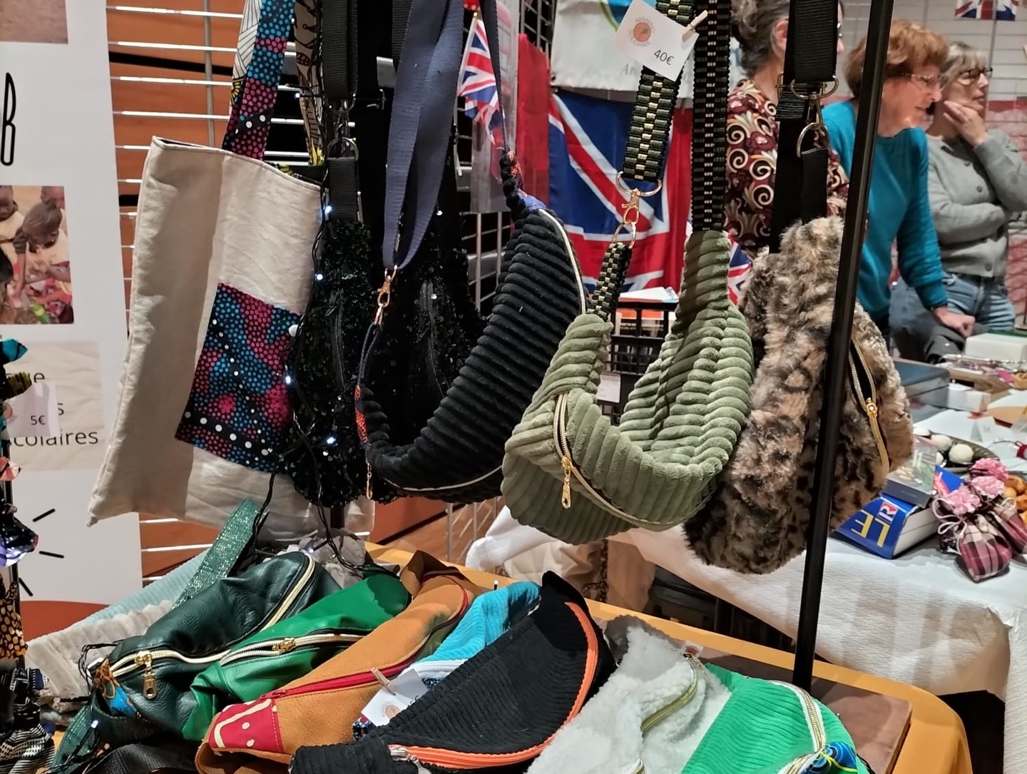 Retour en images sur le marché de Noël au Pellerin (44). Nous étions ravis de pouvoir vous rencontrer autour de ce stand ! 🎄
Prochaine date de vente pour nos couturières nantaises : marché de Noël de Cordemais, le 21 décembre ! Nous vous y attendons encore nombreux pour vos cadeaux solidaires 🧑🎄