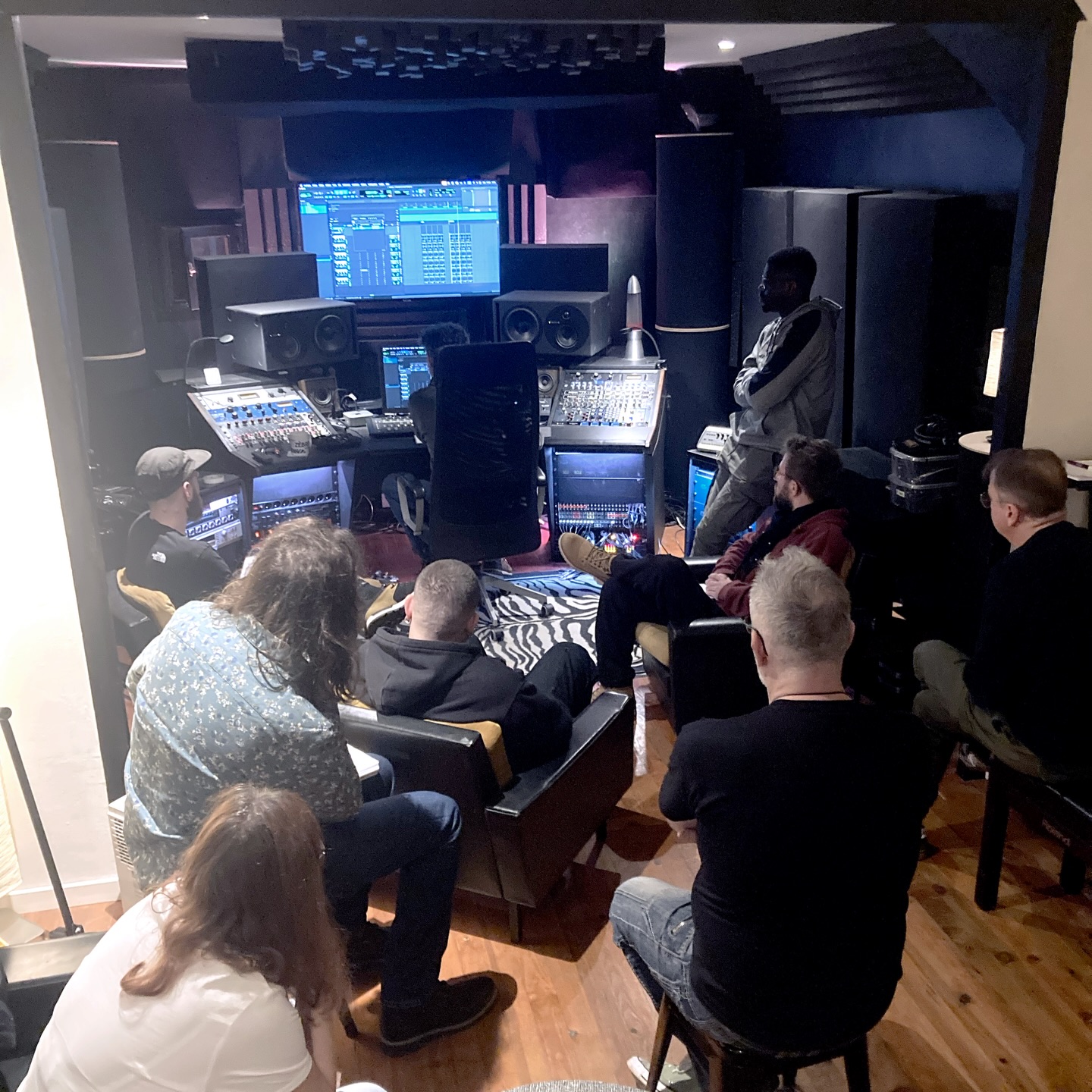 🥁 Formation : Enregistrer une batterie
Merci à tous les participants de ce week-end 🙏
Deux jours d’échanges dans une ambiance conviviale et studieuse.
Prochaine session les 10 et 11 janvier (complète).
Si vous avez des envies de formations, envoyez-nous un DM !