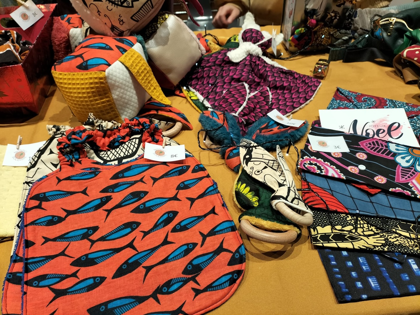 Retour en images sur le marché de Noël au Pellerin (44). Nous étions ravis de pouvoir vous rencontrer autour de ce stand ! 🎄
Prochaine date de vente pour nos couturières nantaises : marché de Noël de Cordemais, le 21 décembre ! Nous vous y attendons encore nombreux pour vos cadeaux solidaires 🧑🎄