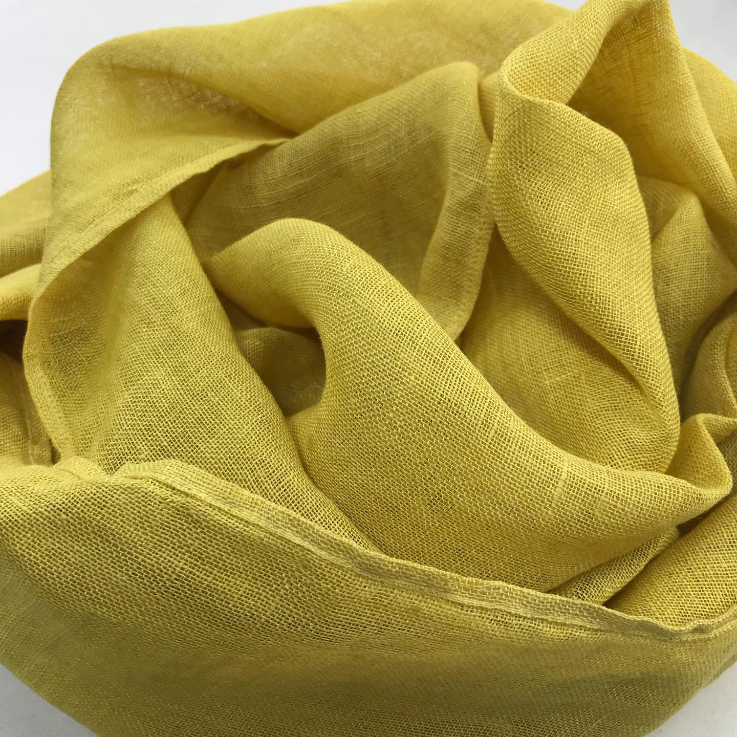 IDÉE CADEAU - retrouvez également sur la boutique en ligne de mon site Charlène Poret - Artextiles, les foulards en voile de lin biologique que je teints au plantes sauvages de Normandie et un parfois avec des plantes cultivées, que je réalise avec la teinture naturelle
Reine des près, tanaisie, persicaire des teinturiers, feuilles de bouleau, bogues de châtaignes…
#madeinnormandie #madeinfrance🇨🇵️ #teinturenaturelle #naturalcolors #craft #wildcolor #frenchcraft
—-
Charlene Poret - Artextiles
Gardienne de savoir-faire normand
Dentelle, teinture naturelle et broderie