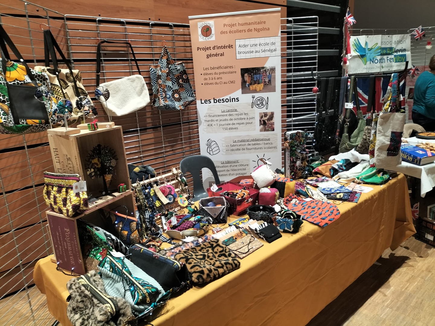 Retour en images sur le marché de Noël au Pellerin (44). Nous étions ravis de pouvoir vous rencontrer autour de ce stand ! 🎄
Prochaine date de vente pour nos couturières nantaises : marché de Noël de Cordemais, le 21 décembre ! Nous vous y attendons encore nombreux pour vos cadeaux solidaires 🧑🎄