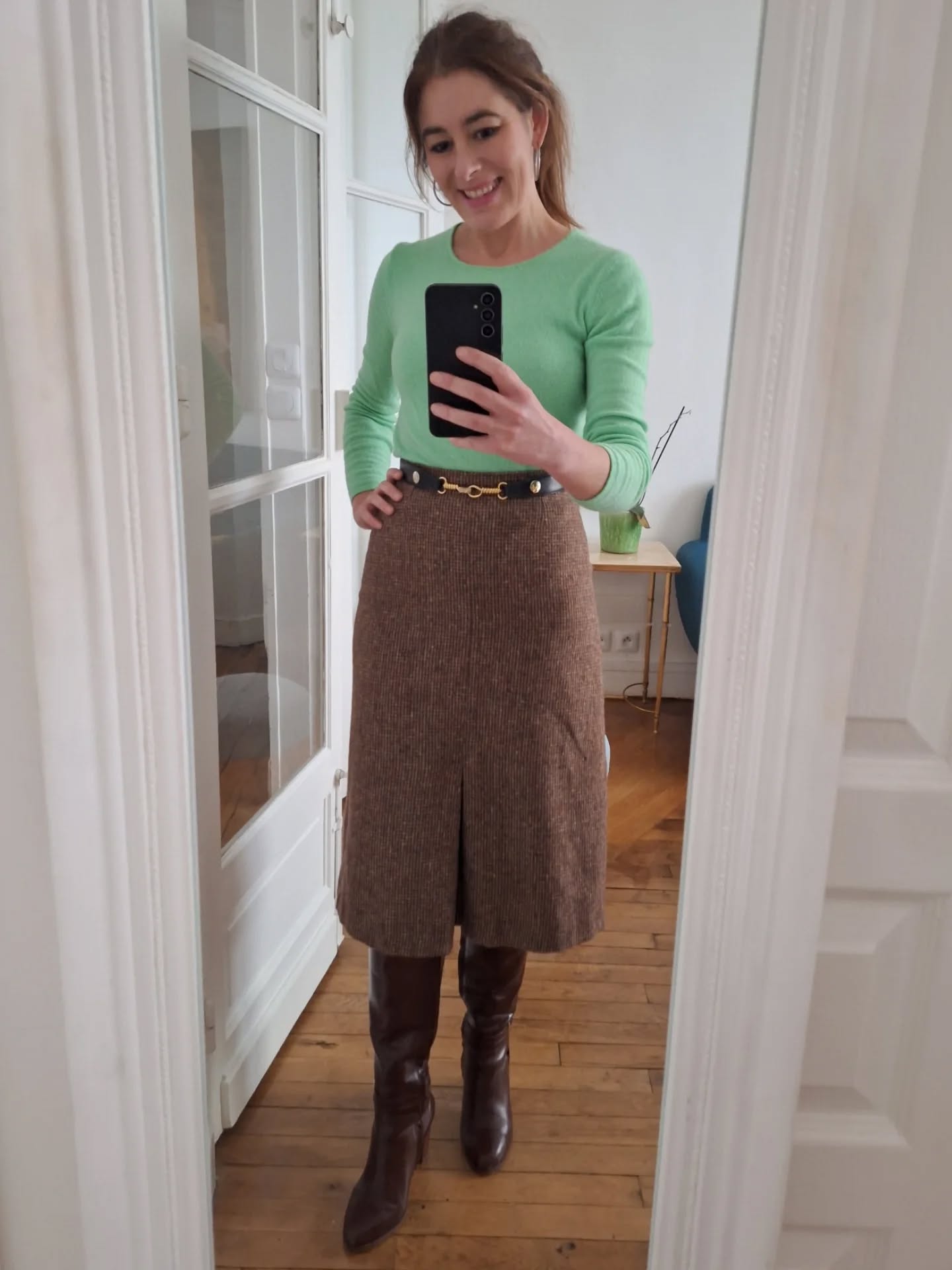 💄Il y a quelques semaines, j'ai craqué sur ce pull, qui, pourtant n'est pas dans "mes" couleurs. Disons que ce vert d'eau n'est, certes, pas épouvantable, mais il n'est pas top non plus.
Et pourtant, je l'ai acheté en toute connaissance de cause! Et oui, car si je sais quelles sont les couleurs qui me vont et donc, je sais aussi comment me débrouiller pour porter celles qui me vont moins bien et que j'aime bien! 😉
"Connaître "ses" couleurs ne veut pas dire pour moi rester cramponnée à une gamme de couleurs, mais, plutôt, apprendre à jouer avec, pour porter aussi celles qui me vont moins bien !
Et si vous voulez savoir comment je fais, vous pouvez vous reporter à l'épisode 24 de la Minute Stylée! 😉
Pull @authenticcashmere
Jupe #vintage
Ceinture @celine #vintage
Bottes @bobbies (seconde-main)
*******
Je suis Marie Fourmeaux, styliste personnelle et personal shopper. Je vous aide à trouver LE style qui vous convient, en vous donnant les clés pour valoriser votre morphologie et refléter votre personnalité, en douceur et en prenant le temps qu’il faut. Les effets +++ ? Une estime de soi et une imagination reboostées, une garde-robe optimisée et un shopping raisonné
#stylistepersonnelle #conseillerenimage #conseillèreenimage #relooking #Mode #Style
#laminutestylée #colorimetrie #ootd #lookdujour