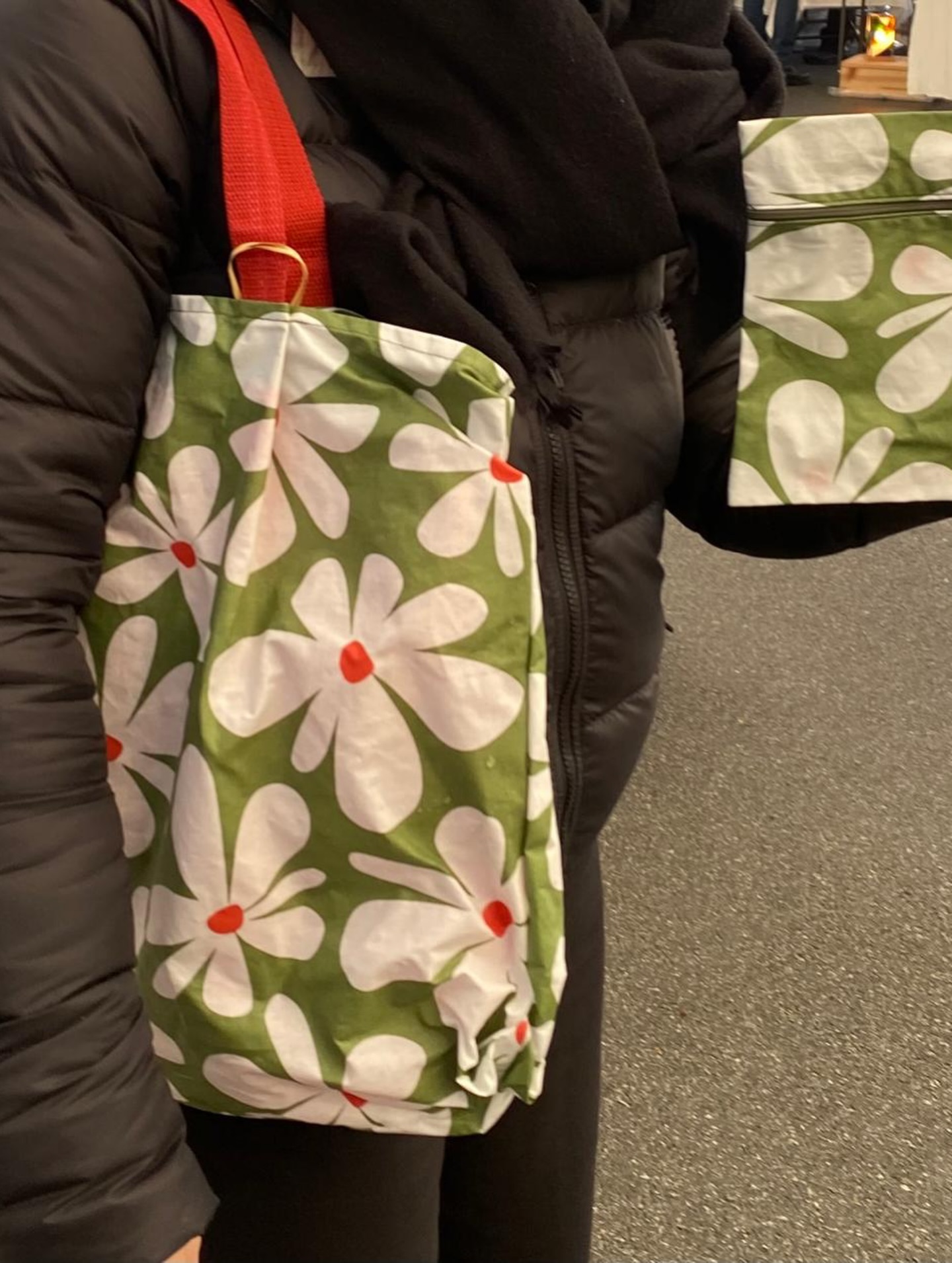 🎄 Marché de Noël d’Elven : un grand merci !
L’association Nianing Solidaire remercie chaleureusement toutes les personnes qui sont passées nous rencontrer sur notre stand lors du Marché de Noël d’Elven.
Un immense merci également à nos talentueuses couturières pour leur travail de grande qualité. Grâce à elles, nous pouvons continuer à proposer des créations uniques au profit de nos actions solidaires.
Il reste quelques créations si vous nous avez manqué lors de ce beau week-end ! N’hésitez pas à nous contacter !
👏 Merci à toutes et à tous pour votre soutien et votre générosité ! ☀️