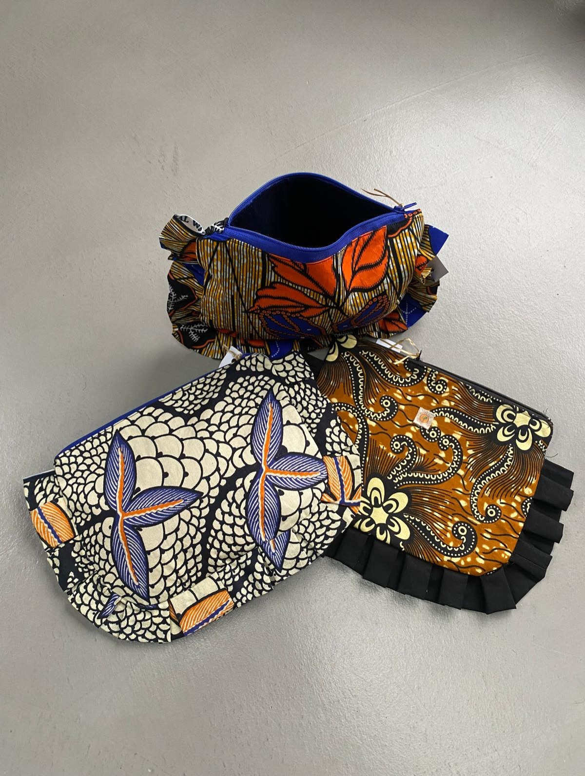 🎄 Marché de Noël d’Elven : un grand merci !
L’association Nianing Solidaire remercie chaleureusement toutes les personnes qui sont passées nous rencontrer sur notre stand lors du Marché de Noël d’Elven.
Un immense merci également à nos talentueuses couturières pour leur travail de grande qualité. Grâce à elles, nous pouvons continuer à proposer des créations uniques au profit de nos actions solidaires.
Il reste quelques créations si vous nous avez manqué lors de ce beau week-end ! N’hésitez pas à nous contacter !
👏 Merci à toutes et à tous pour votre soutien et votre générosité ! ☀️