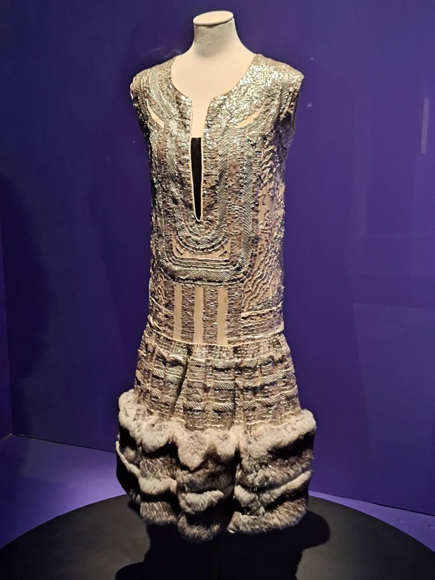 💄E.X.P.O.💄Paul Poiret "La Mode est une fête" au @madofficiel.
Oublié du grand public, Paul Poiret fut pourtant un pionnier : le premier à libérer la femme du corset, le premier couturier à lancer un parfum, le premier couturier à exercer plusieurs disciplines, dont la décoration d'intérieur.
Cette exposition décrypte la contribution de Paul Poiret à la Mode, et met en perspective les créations d'autres couturiers qu'il a inspirées (directement ou non).
Bref, il reste un petit mois, foncez la voir pour une plongée dans l'histoire de la Mode ! 😉
#paulpoiret #museedesartsdecoratifs #Mode #histoiredelamode #hautecouture