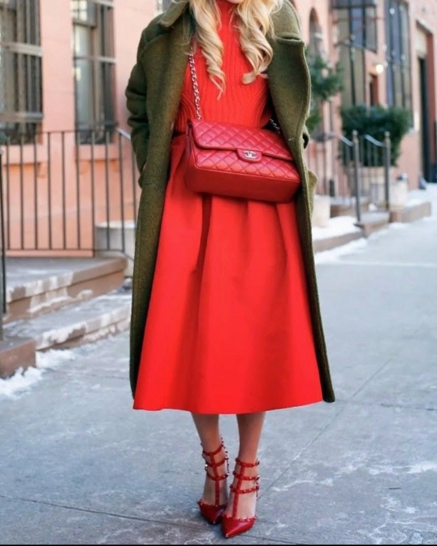 💄I.N.S.P.I.R.A.T.I.O.N.S💄 ROUGE ET VERT
Inspirations d'associations de couleurs spéciales Noël, sans être connotées... Noël !😉 Ou comment associer le rouge et le vert en toutes saisons! 😉
Alors, qu'en pensez-vous ?😉
*****
Je suis Marie Fourmeaux, styliste personnelle et personal shopper. Je vous aide à trouver LE style qui vous convient, en vous donnant les clés pour valoriser votre morphologie et refléter votre personnalité, en douceur et en prenant le temps qu’il faut. Les effets +++ ? Une estime de soi et une imagination reboostées, une garde-robe optimisée et un shopping raisonné...donc raisonnable !
#stylistepersonnelle #conseillerenimage #coachenimage #conseilstyle #relooking #personalshopper #laminutestylee #colorimétrie #noël
📸 Pinterest