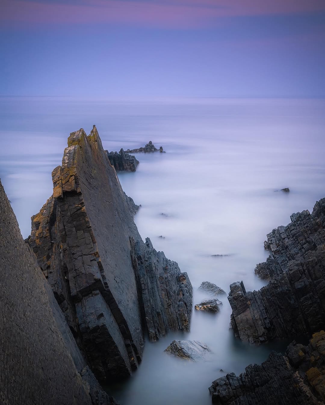 Quand le temps se fige pour laisser place à la sérénité pure sur les côtes sauvages du Devon. 🌊
📸 Photo par : @dougiepaine_photo
Pour obtenir ce rendu onirique, la combinaison des filtres a été la clé. Le ND1000 a permis d’étendre la pose à plus de 4 minutes pour lisser l’océan, tandis que le GND 0.9 Soft a parfaitement équilibré l’exposition entre le ciel et les rochers. Le CPL, quant à lui, a permis de gérer les reflets et de renforcer les contrastes naturels de la roche.
Une démonstration parfaite de la précision du verre optique Kase pour conserver tout le piqué du capteur Nikon Z7.
📍 Hartland in North Devon
📸 Nikon Z7 + Nikon 24-70 f/4
🎛️ f/11 • 24mm • 250s • ISO 64
🪟 CPL + ND1000 + GND 0.9 SOFT
🎁 OFFRE DE NOËL : DERNIERS JOURS ! Il n’est pas trop tard pour glisser l’excellence optique dans votre sac photo. Profitez de 10% de remise sur tout le site dès 100€ d’achat. L’occasion idéale pour passer au système magnétique ou compléter votre kit de filtres carrés !
👉 Lien dans la bio pour en profiter avant la fin d’année.