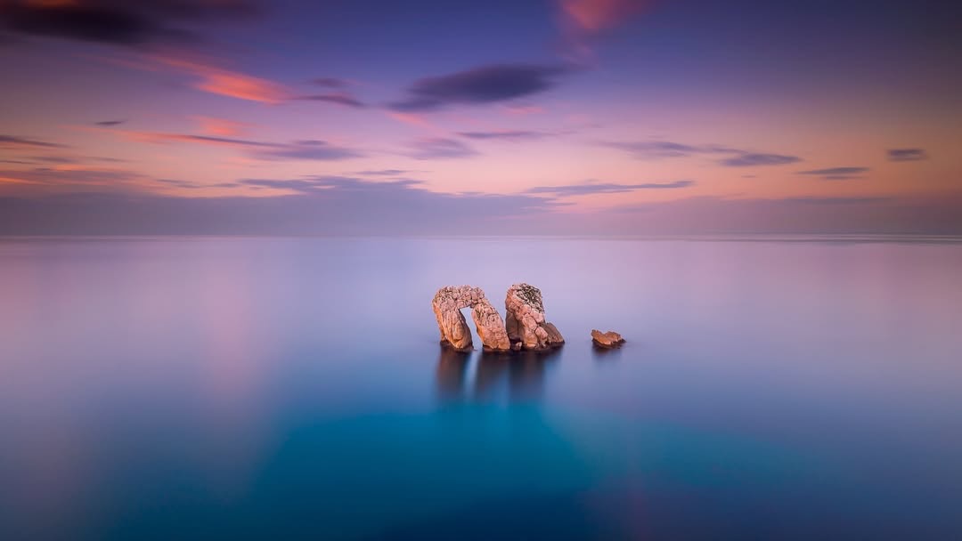 Une symphonie de douceur et de minimalisme sur les côtes sauvages de la Cantabrie. ✨
📸 Photo par @stefan_rodriguez_photographies
Pour obtenir ce rendu onirique où l’eau et le ciel semblent se fondre, la gestion de la lumière a été primordiale. L’utilisation d’un filtre ND64 a permis d’étendre le temps de pose à 120 secondes, lissant parfaitement la surface de l’océan pour ne laisser apparaître que cette arche rocheuse solitaire.
Le filtre dégradé GND 0.9 a, quant à lui, permis d’équilibrer l’exposition du ciel au crépuscule, préservant ainsi les nuances subtiles de rose et de violet sans boucher les ombres du premier plan. La clarté et la neutralité des filtres Kase garantissent ici un résultat fidèle aux couleurs naturelles de l’instant, sans aucune dérive chromatique malgré la longue exposition.
Et enfin le filtre CPL a permis d’atténuer le reflet sur l’eau.
📍 Liencres, Cantabria, Spain
🎛️ 120s • ISO 64
🪟 ND64 + GND 0.9 + CPL