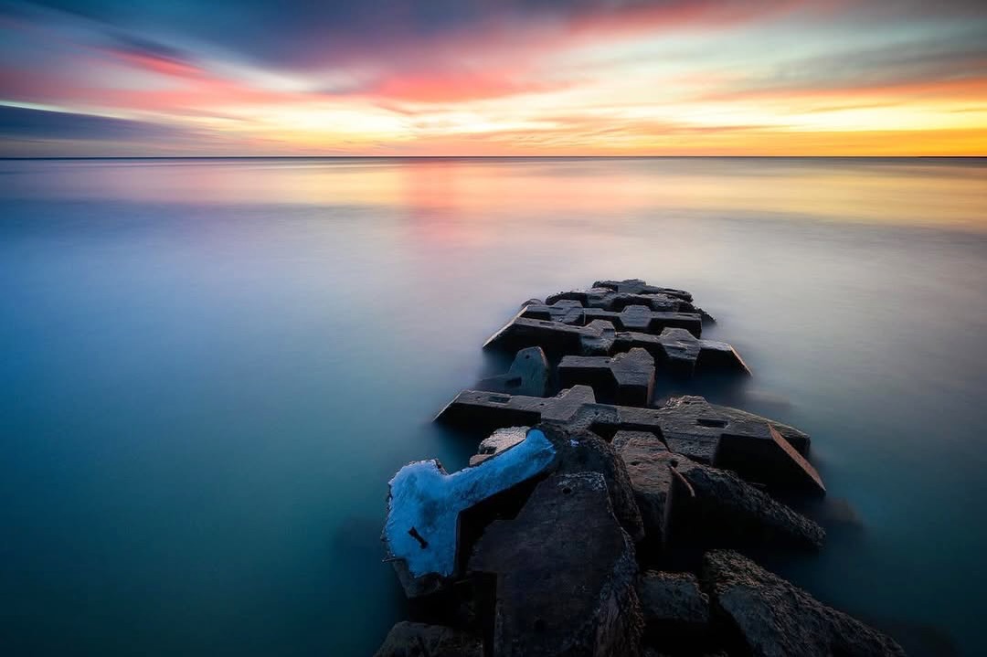 Terminer la journée sous le signe de la quiétude, face à l’immensité et aux couleurs vibrantes du lac Michigan. 🌅
📸 Photo par : @ryanjmarx
Cette composition capturée à Sheboygan illustre parfaitement la sérénité que peut apporter une pose longue maîtrisée. Le lissage de l’eau crée une base minimaliste qui laisse toute la place à la force des structures au premier plan et à la dynamique du ciel.
Pour une scène aussi contrastée, l’utilisation d’un filtre dégradé (GND) est indispensable. Il permet de compenser la forte luminosité de l’horizon au moment du coucher du soleil, tout en préservant les détails et la texture des blocs de béton au premier plan. Grâce à la qualité du verre optique Kase, on obtient une transition naturelle et une fidélité des couleurs absolue, sans compromis sur la netteté de l’image.
📍 Sheboygan
🪟 ND64 + GND0.9 + CPL
✨ Prêt pour vos prochaines sorties ? Que ce soit pour affronter les embruns ou les froides lumières d’hiver, notre matériel est conçu pour vous accompagner avec fiabilité. Retrouvez l’ensemble de nos systèmes (magnétiques ou carrés) sur notre boutique en ligne pour sublimer vos paysages de 2026.
👉 Lien dans la bio pour découvrir la gamme.