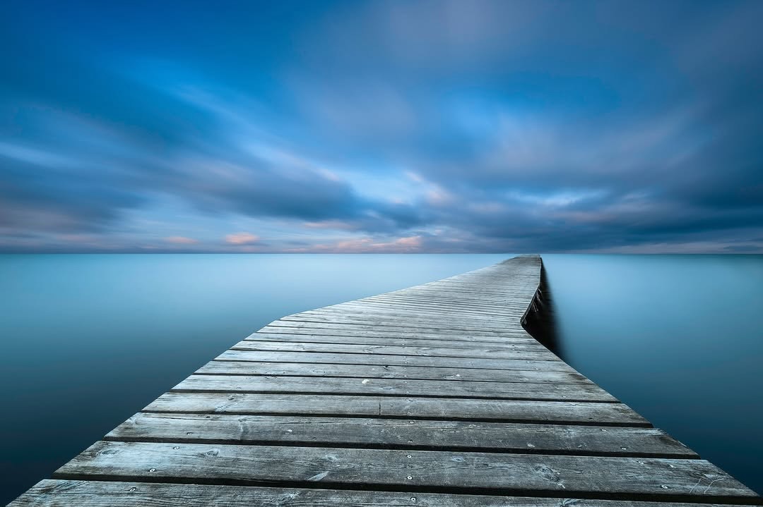 Laisser le temps filer pour transformer un paysage paisible en une scène onirique et dynamique. ✨
📸 @yannicklefevre_photographies
Sur les rives du lac de Sanguinet, cette pose très longue permet d’étirer la course des nuages pour créer ces lignes de fuite spectaculaires. Pour obtenir un tel lissage de l’eau et ce mouvement dans le ciel, il est indispensable de dépasser la limite habituelle des 30 secondes et d’utiliser un ND puissant, par exemple un ND1000.
La technique ? Passer en mode Bulb. Pour déclencher sans vibration sur d’aussi longues durées, l’utilisation d’une télécommande est essentielle. Si vous utilisez un boîtier hybride récent, vous pouvez également programmer votre temps de pose précis directement dans les menus de l’appareil. Avec la précision optique des filtres Kase, vous conservez une neutralité parfaite des couleurs, même sur des expositions de plusieurs minutes.
📍 Lac de Sanguinet, Gironde